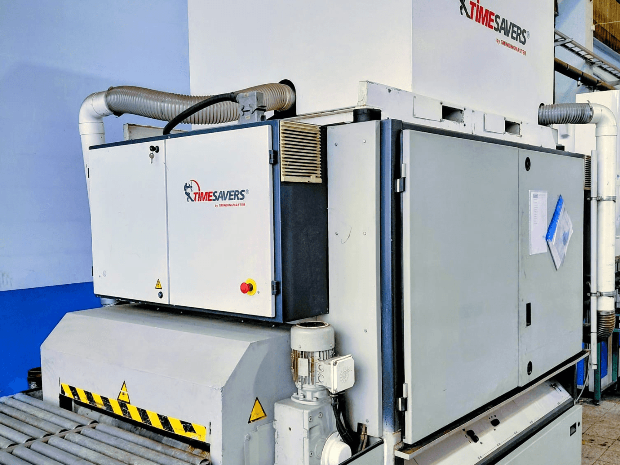 TIME SAVERS endüstriyel zımpara makinesi, yandan görünüm, ayarlanabilir silindir, kontrol paneli ve toz emme sistemine sahiptir.