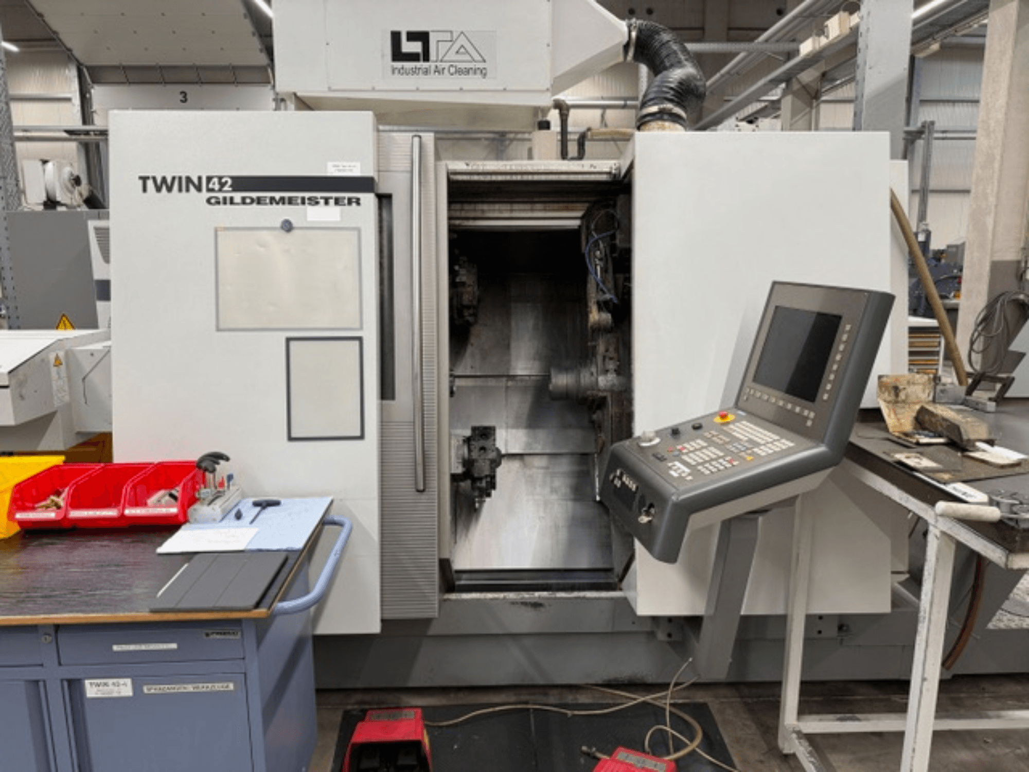 Gildemeister TWIN 42 yatay torna tezgahı; kontrol paneli ve açık çalışma alanını gösteren önden görünüm.