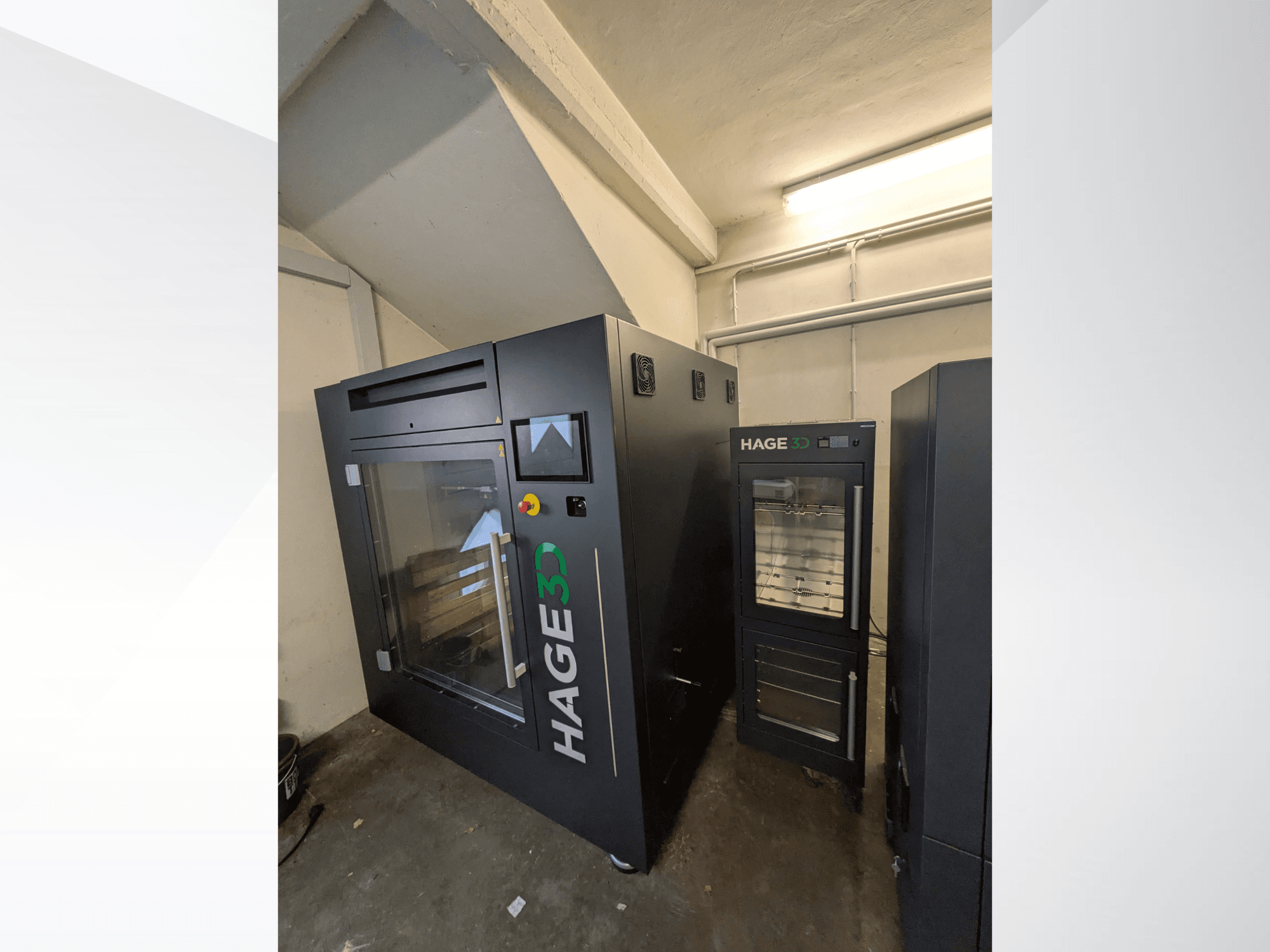 HAGE 3D Precision One plastik 3D yazıcı, köşe görünümünde; şeffaf kapak ve kontrol paneli ile yanında bir saklama alanı bulunuyor.
