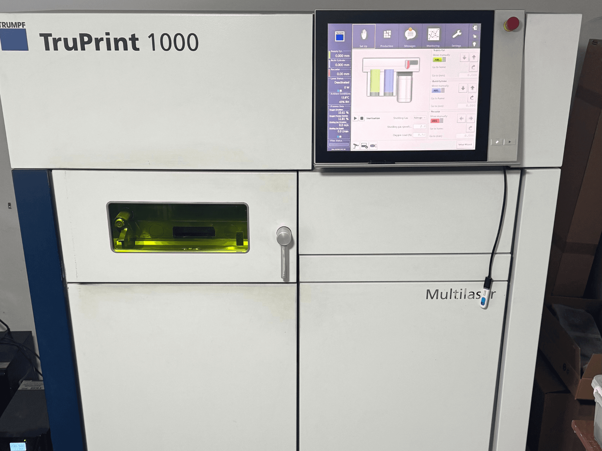 Trumpf TruPrint 1000, önden görünüm, dijital kontrol paneli ve izleme için şeffaf bir kontrol penceresi.