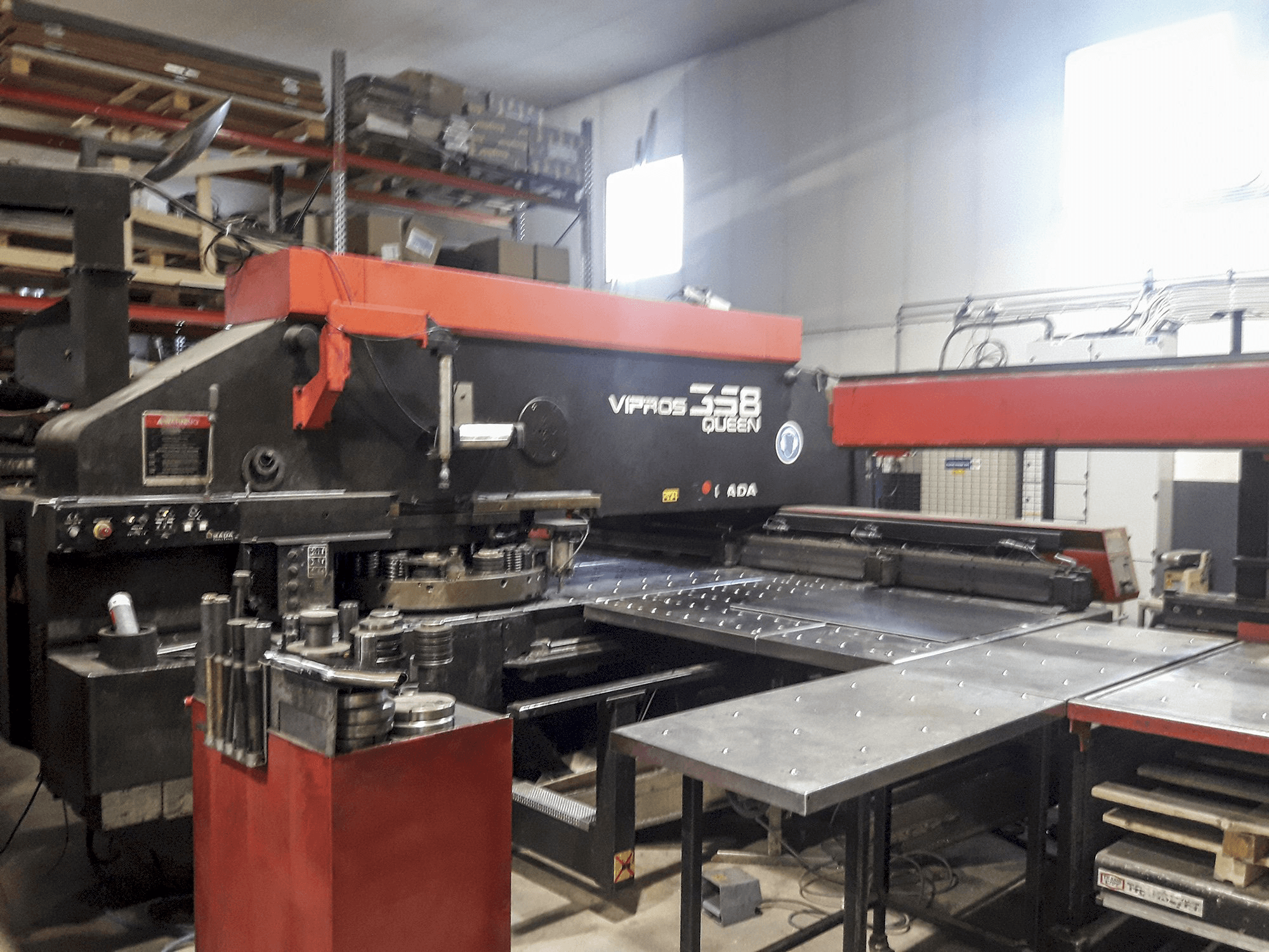 Makine AMADA - Sağdan görünüm 358 Vipros QUEEN