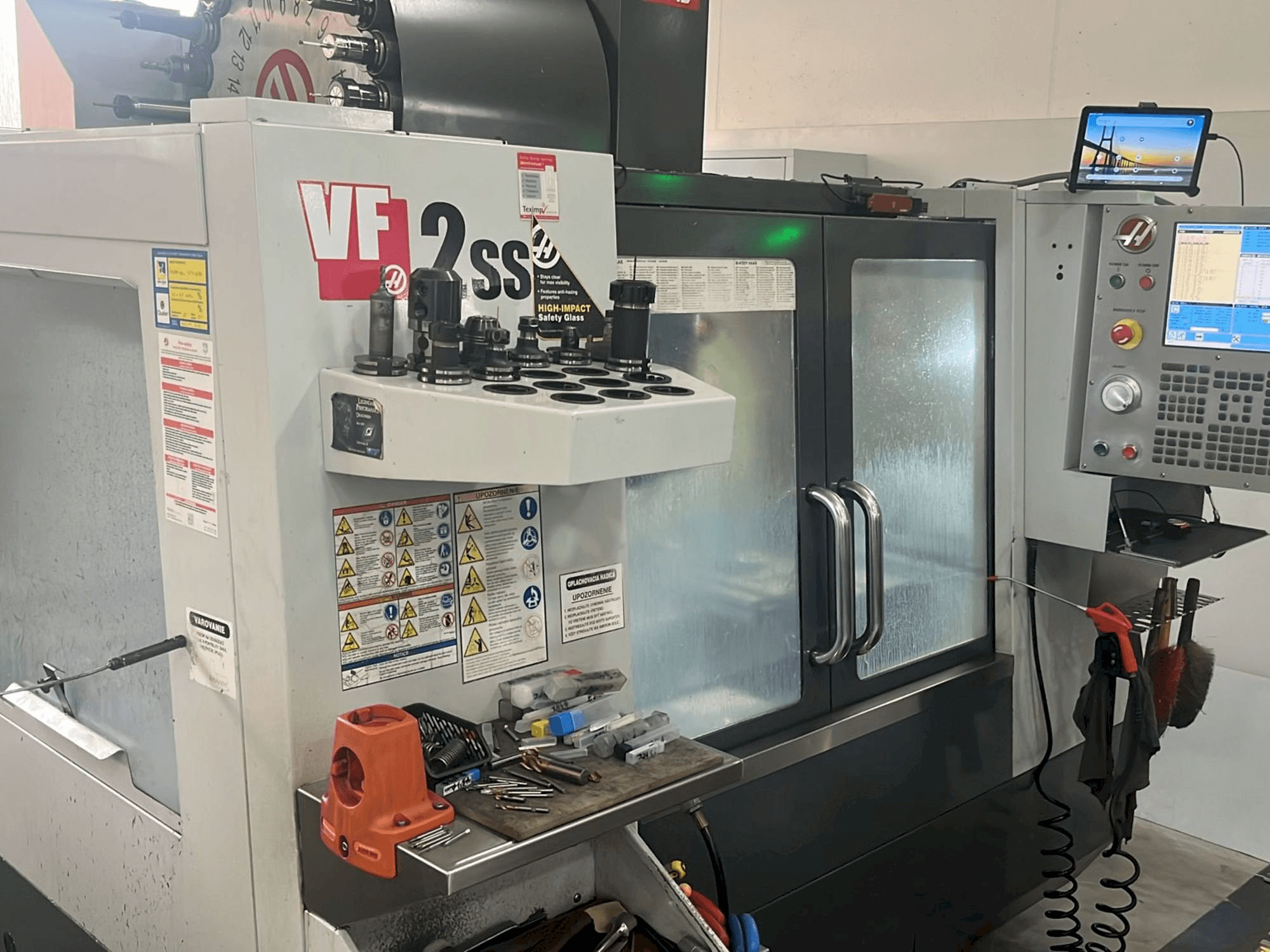 Makine HAAS VF-2SS - Önden görünüm