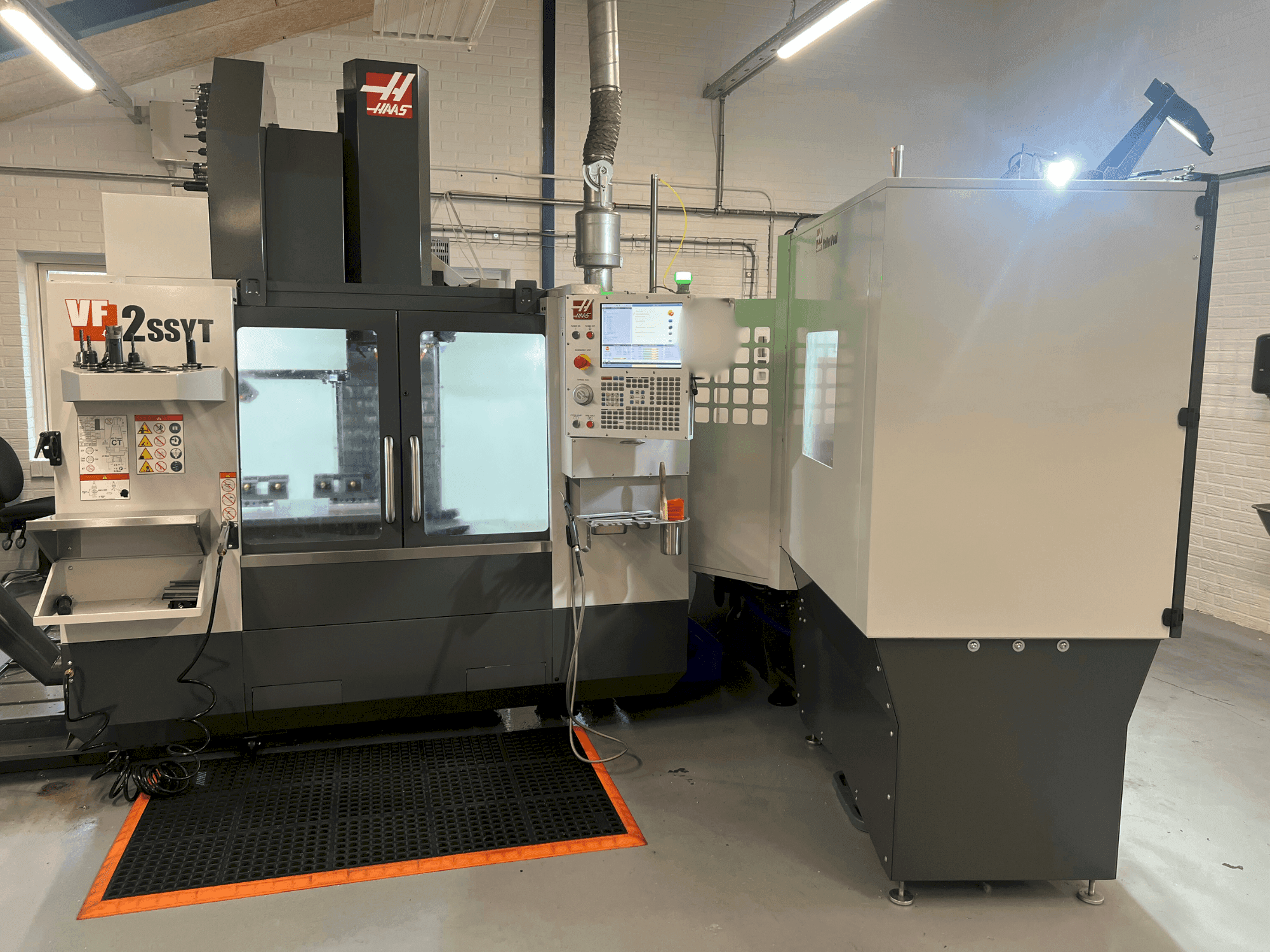 Makine HAAS VF-2SSYT - Önden görünüm