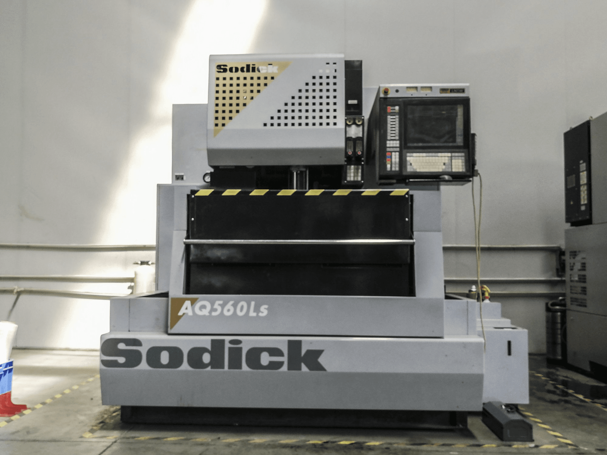 Makine Sodick - Önden görünüm AQ560LS
