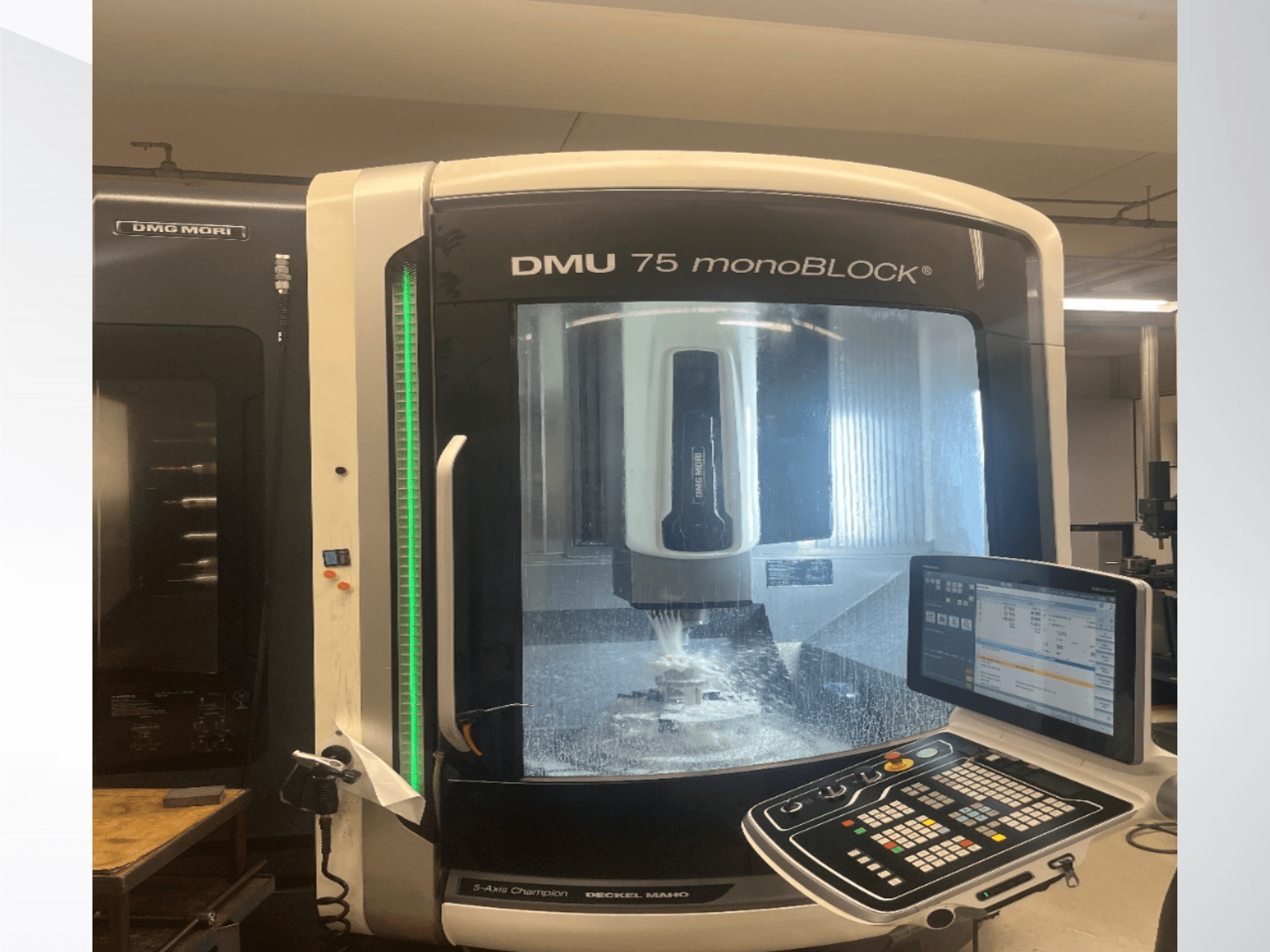 DMG MORI DMU 75 monoBLOCK evrensel işleme merkezinin önden görünümü; kontrol paneli ve frezeleme alanı görülmektedir.