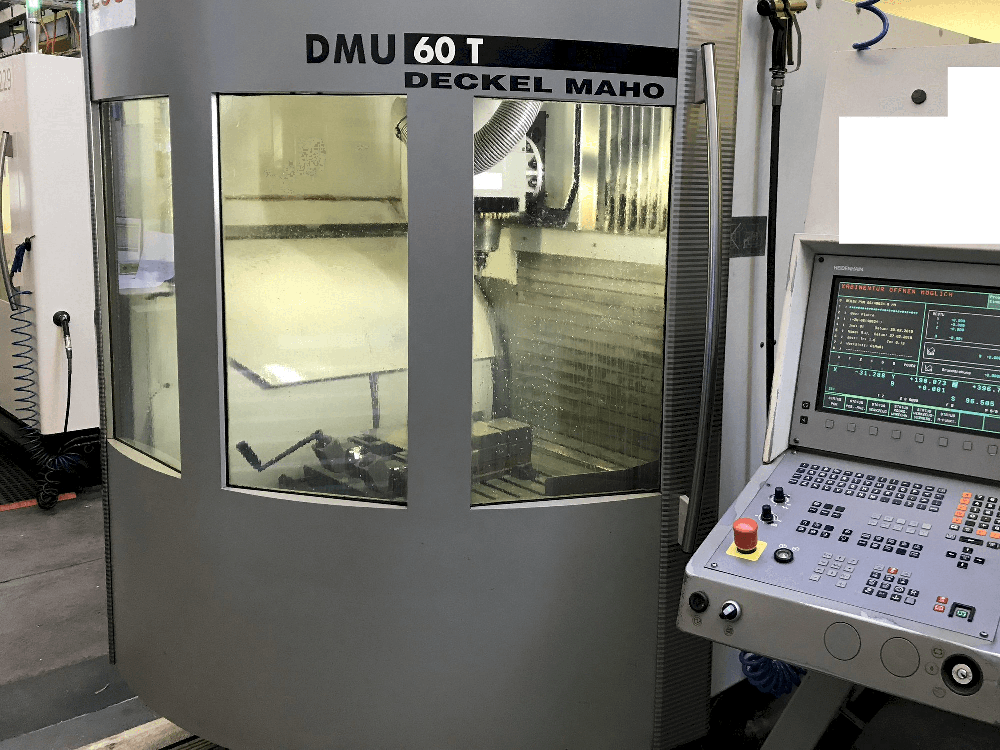 Makine DECKEL MAHO DMU60T - Önden görünüm