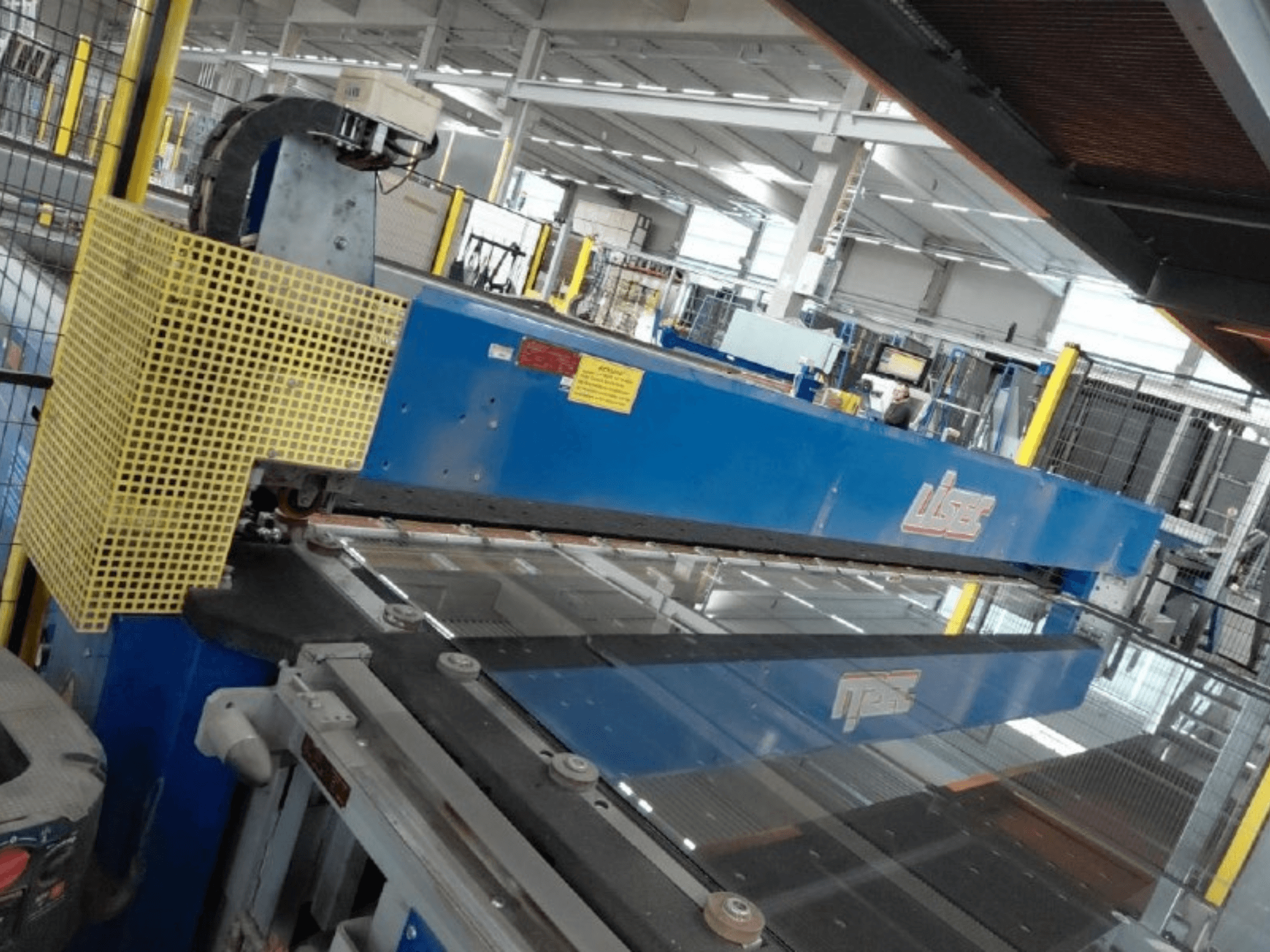 Mavi kesme aleti ve koruyucu ağ ile donatılmış LISEC Kombine VSG ve Float Cam Kesim Hattının önden görünümü.