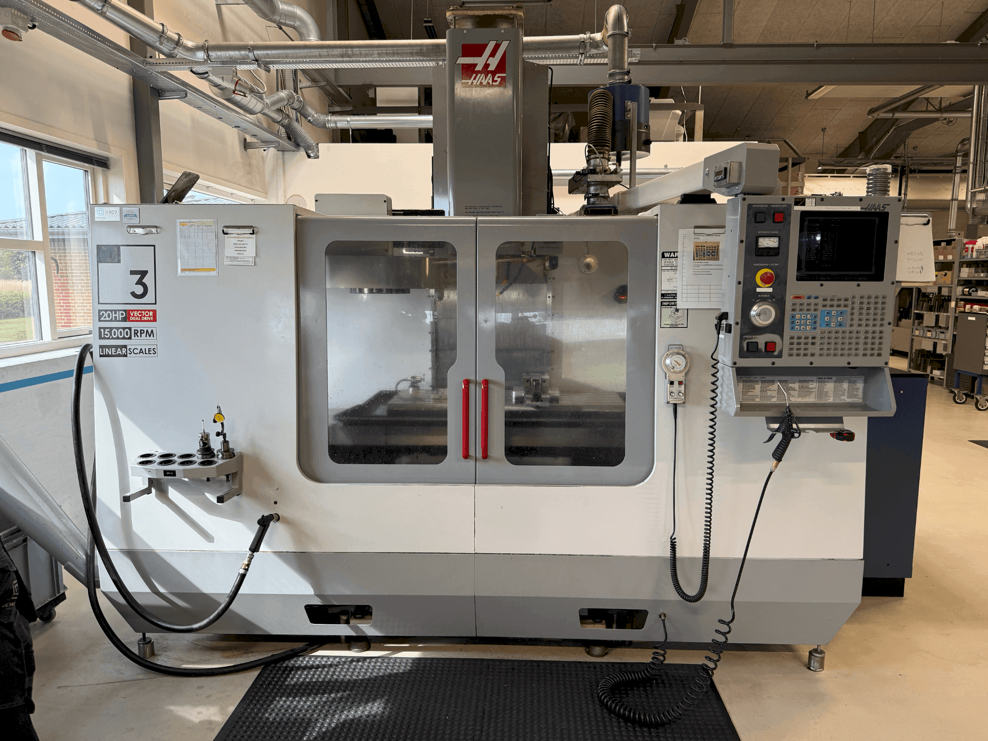 Makine HAAS VF-3DHE - Önden görünüm