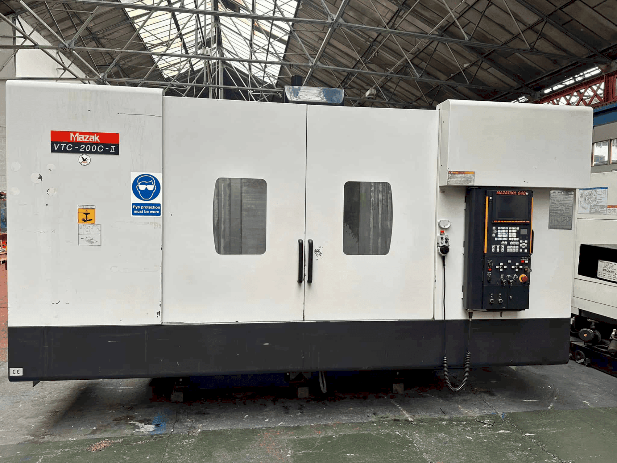 Makine Mazak VTC - 200C - Önden görünüm