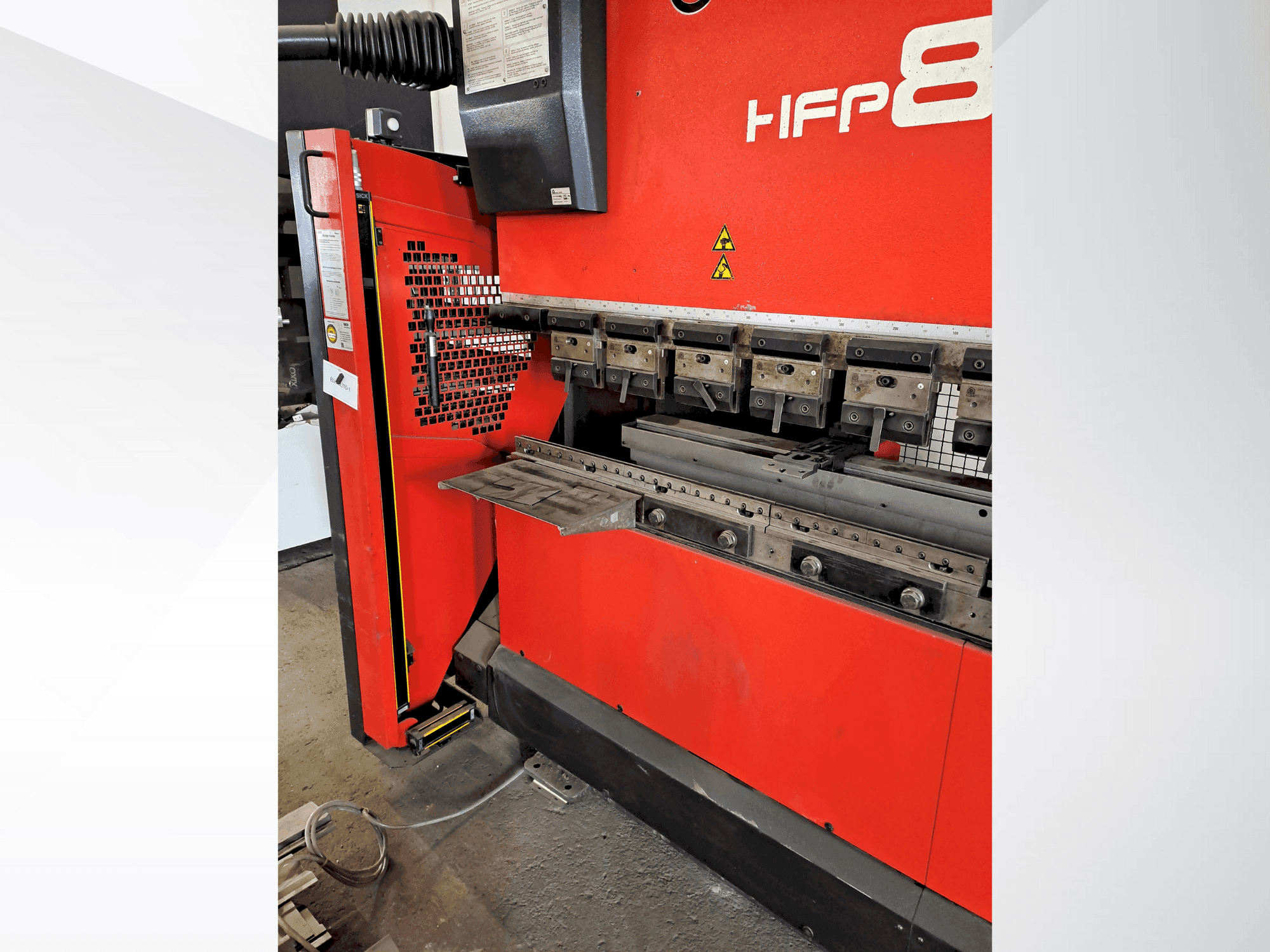 Makine AMADA HFP 80-25 - Önden görünüm