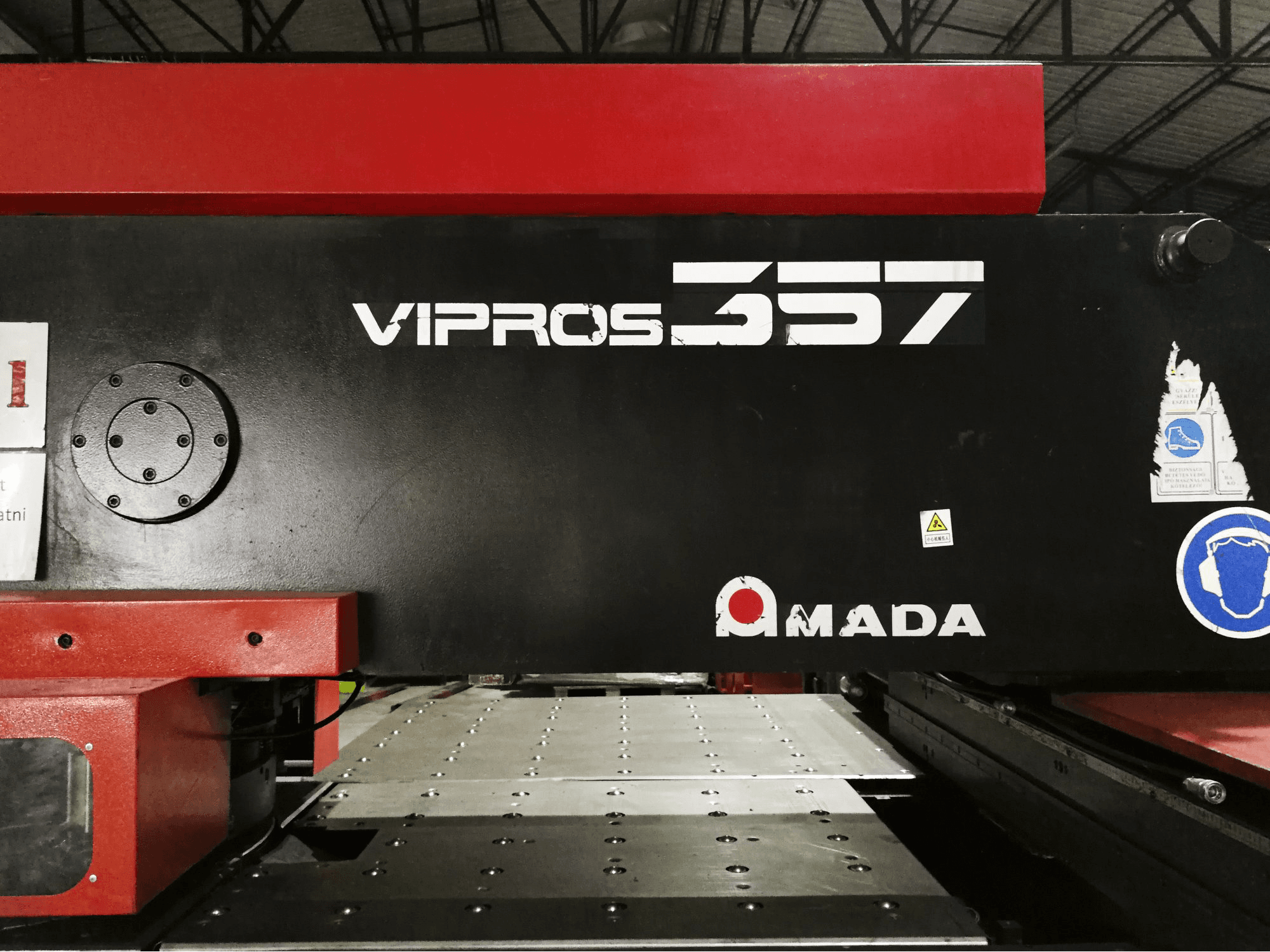 Makine AMADA - Önden görünüm Vipros 357