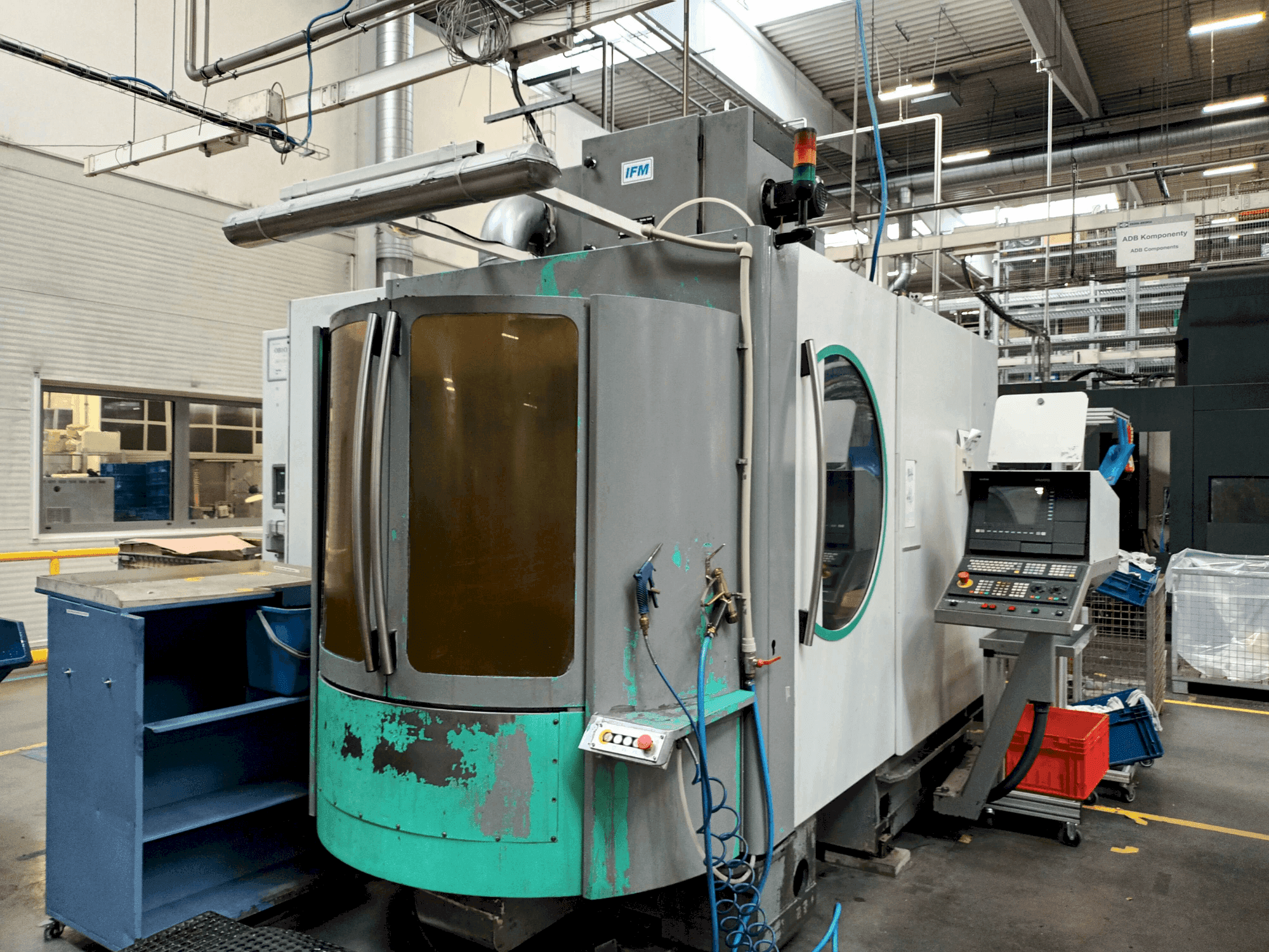 Makine DECKEL MAHO DMC 60H - Önden görünüm