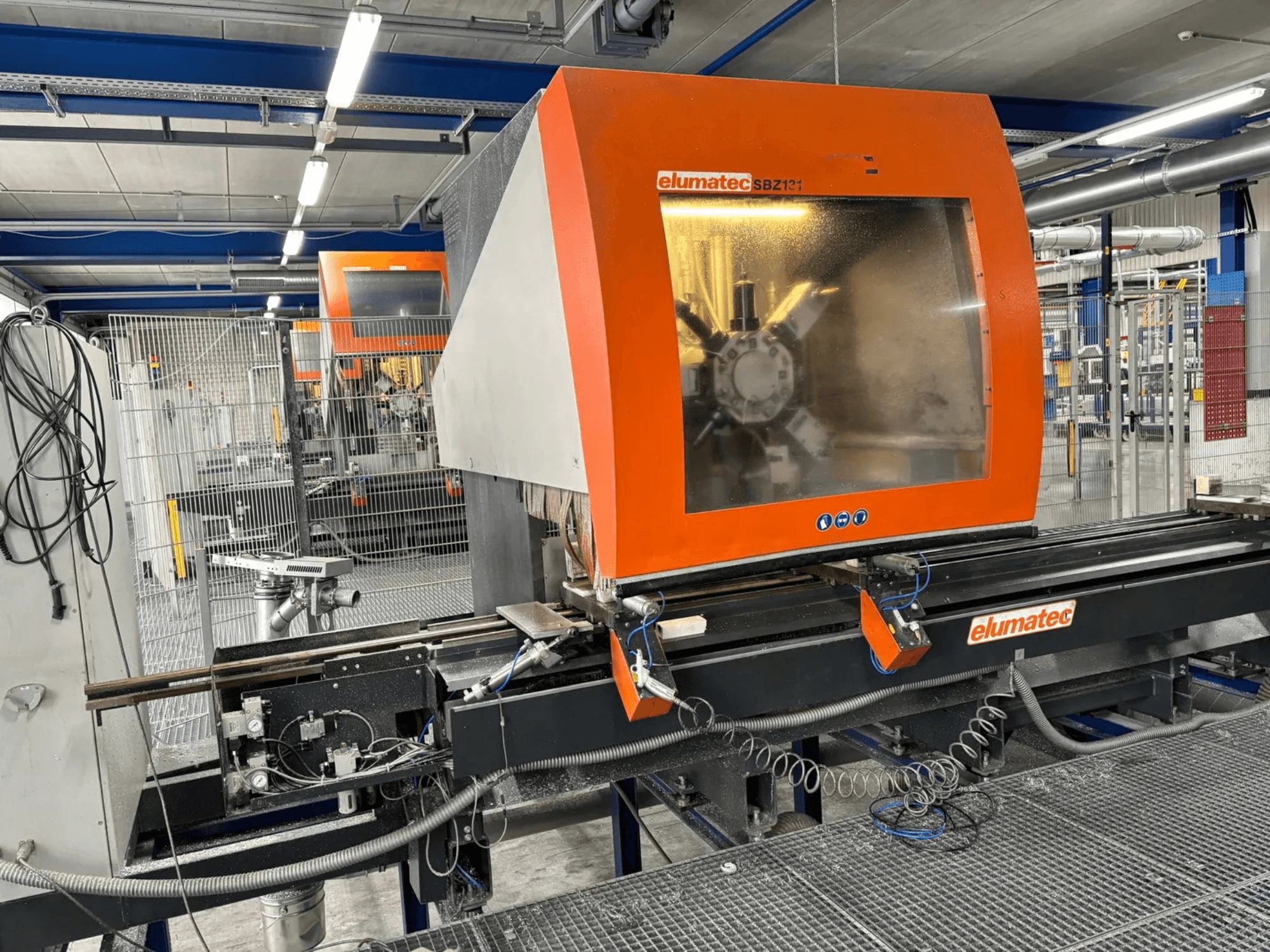 Elumatec SBZ 131 dikey işleme merkezi, önden görünüm, kontrol paneli, makine detayları ve çalışma ortamı.