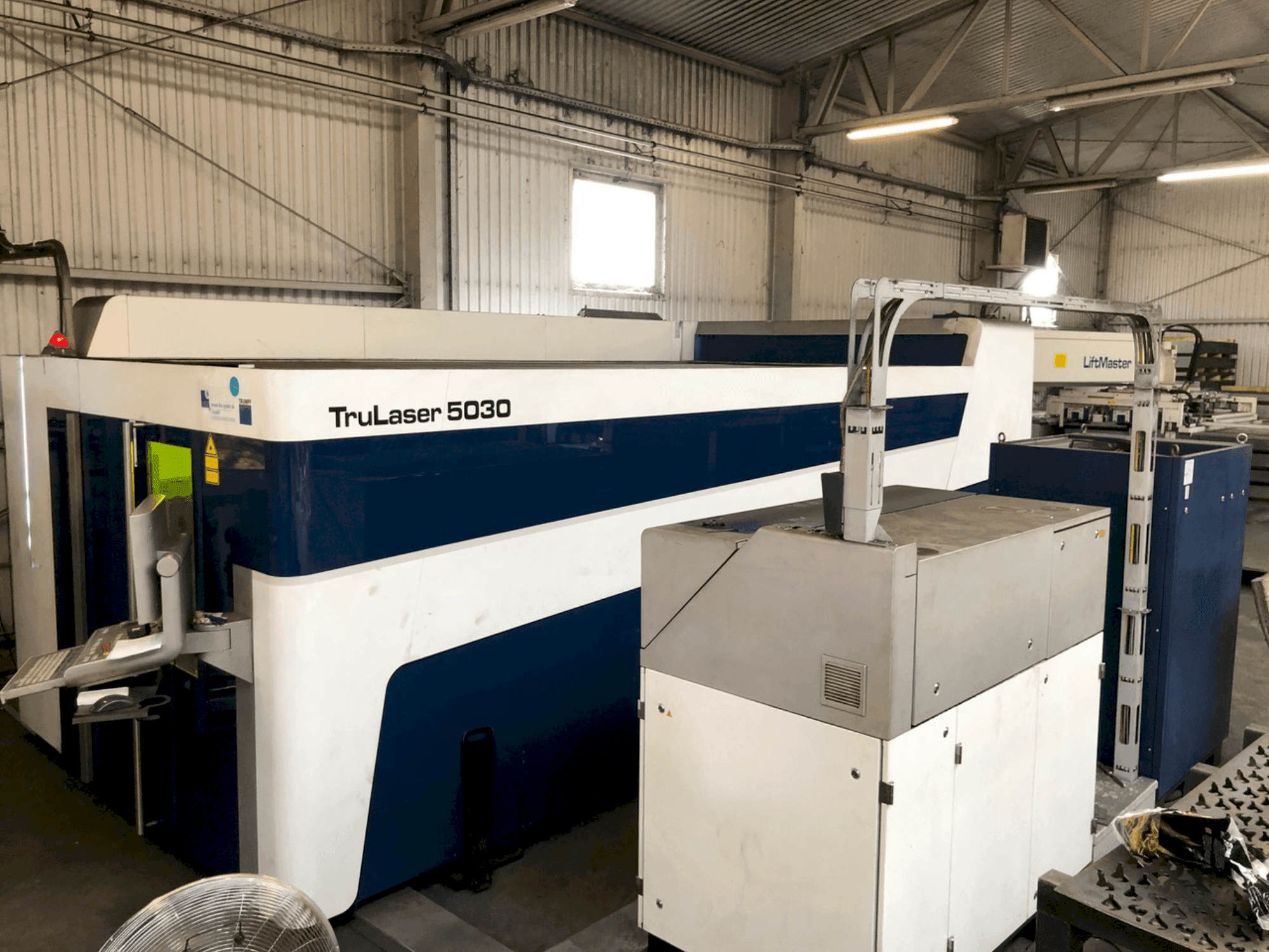 Makine TRUMPF Trulaser 5030 Fiber - Önden görünüm