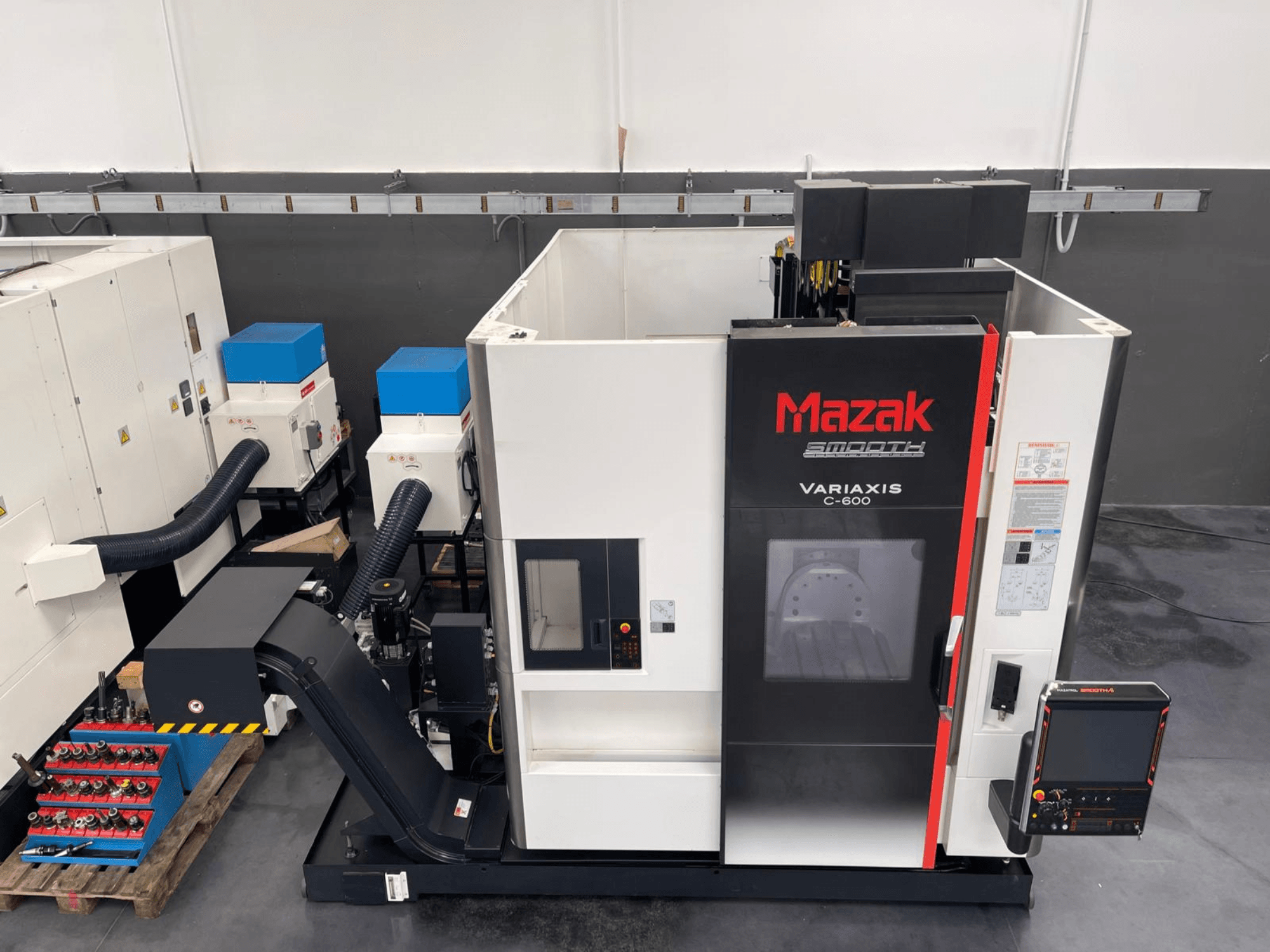 Mazak VARIAXIS C 600 dik işleme merkezi, kontrol paneli ve takım deposunu gösteren önden görünüm.