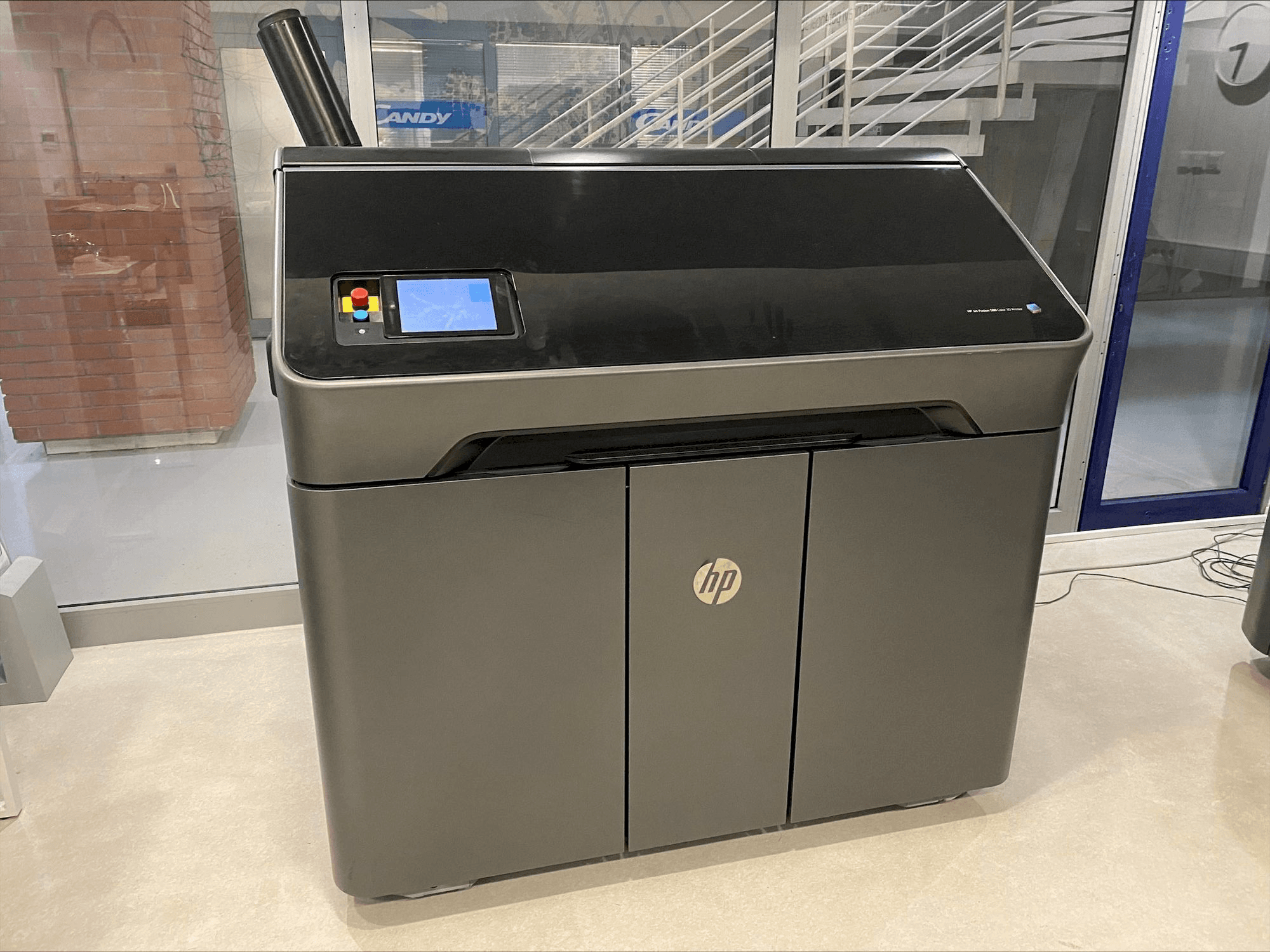 Makine HP Jet Fusion 580 Color 3D printer M2K85A - Önden görünüm