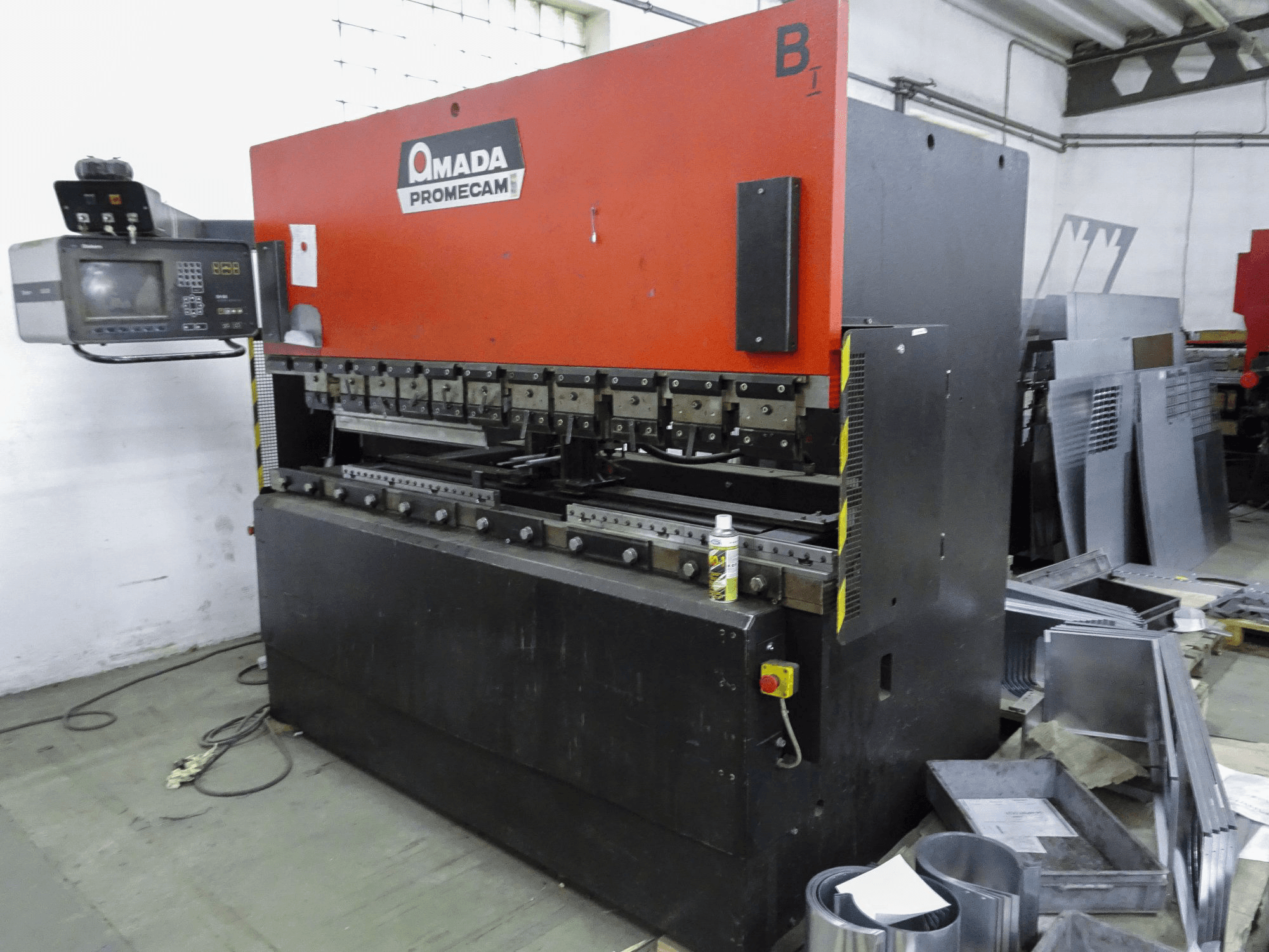 Makine AMADA - Sağdan görünüm ITPS 80-25