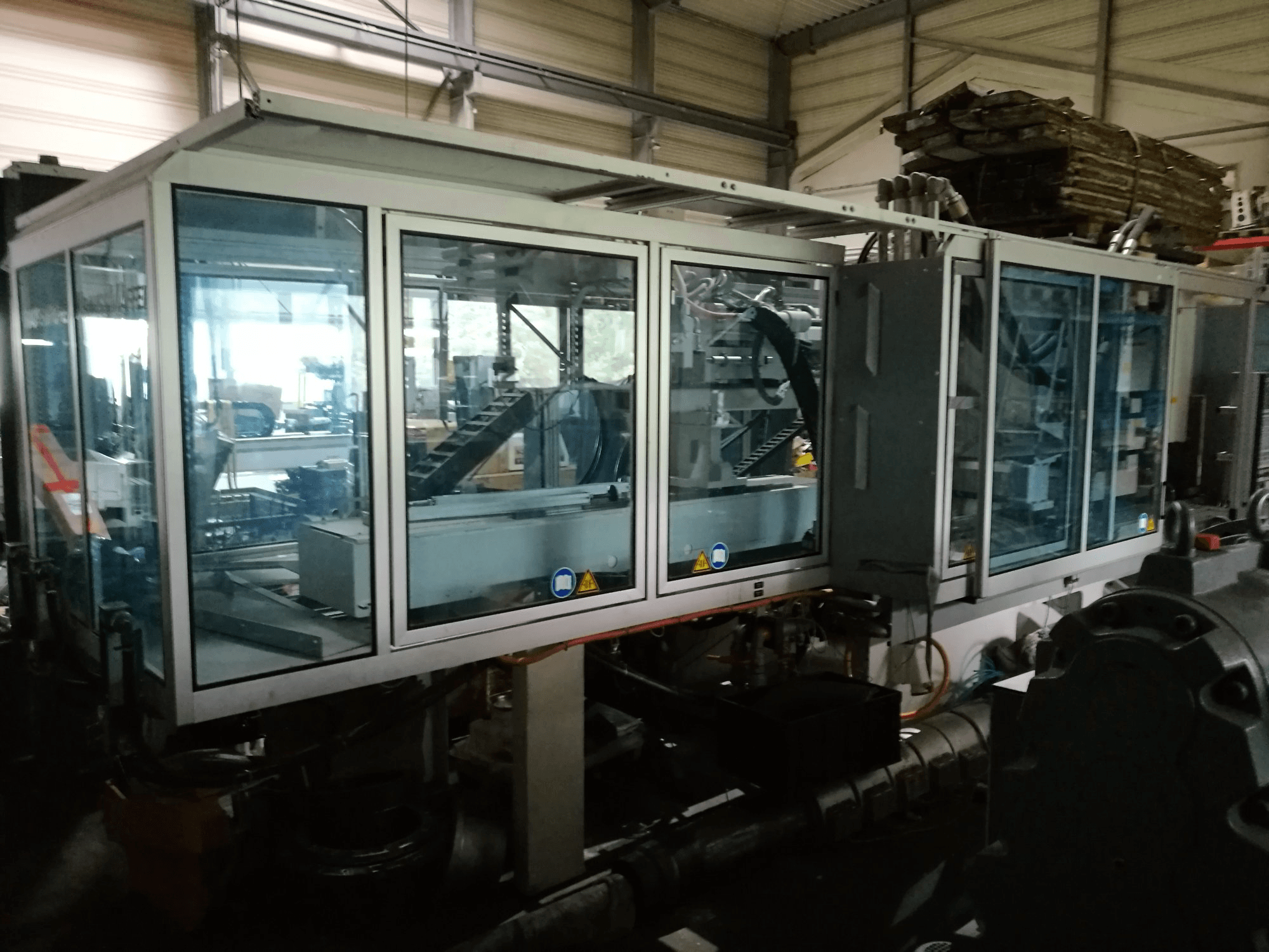 Makine Krauss Maffei - Önden görünüm 280-700-700 C3 Twin