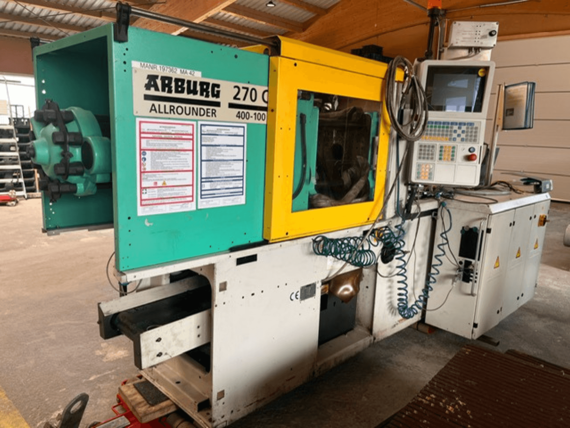 Arburg 270 C hidrolik enjeksiyon kalıplama makinesinin önden görünümü; kontrol paneli ve çalışma detayları gösterilmektedir.