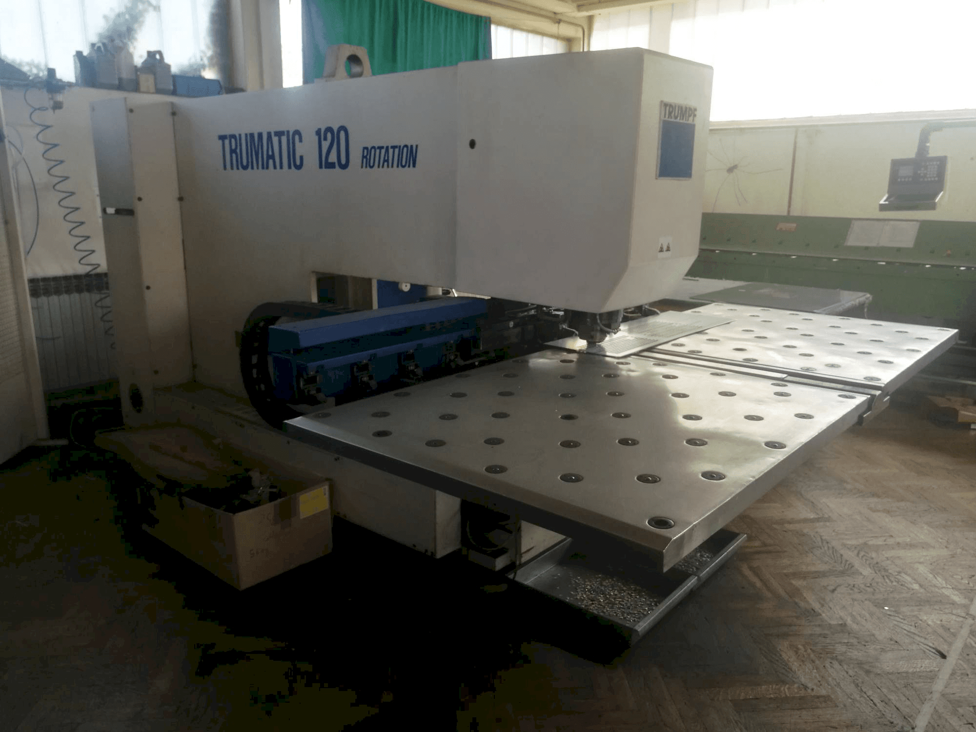 Makine Trumpf Trumatic 120R - Önden görünüm