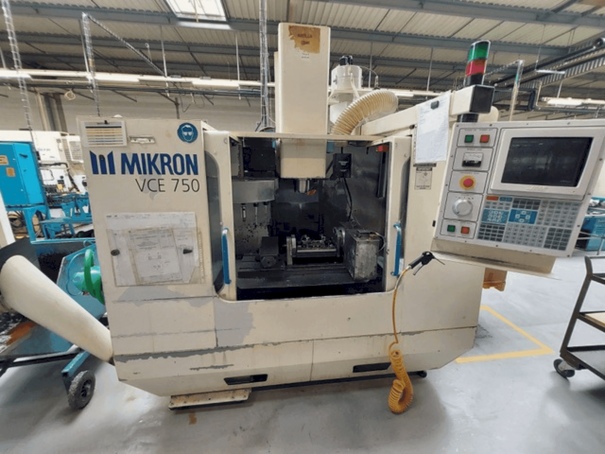 Makine HAAS MIKRON VCE 750 - Önden görünüm