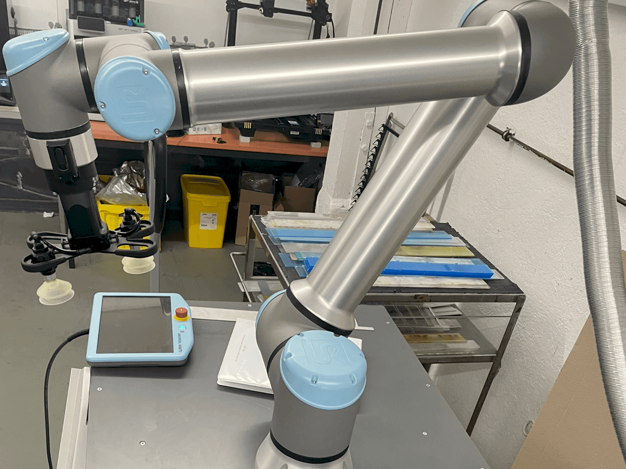 Makine Universal Robots UR10 - Önden görünüm