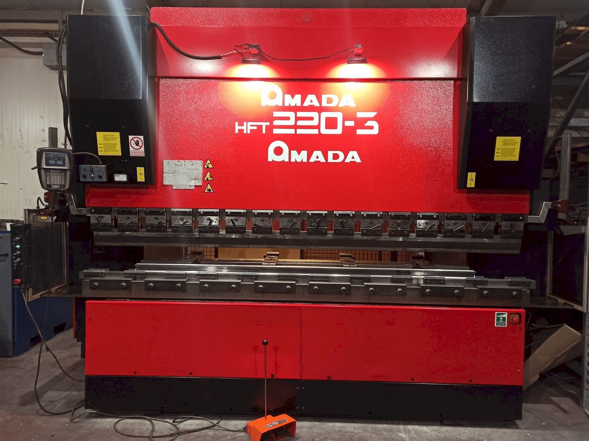 Makine AMADA HFT 220-3 - Önden görünüm