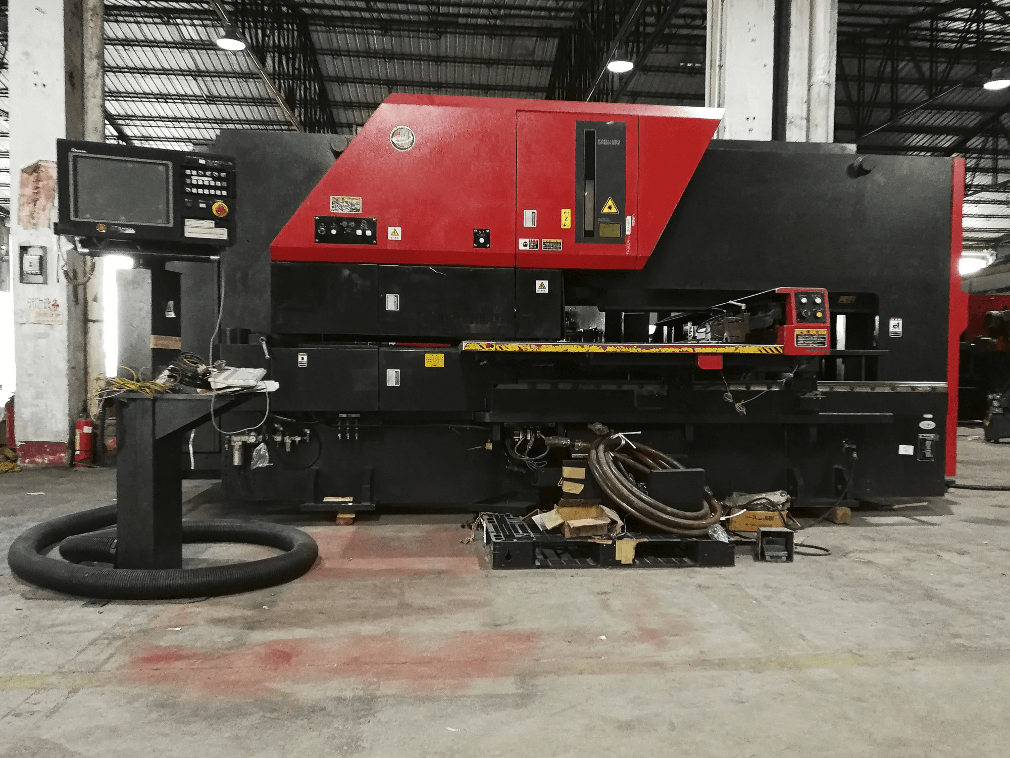 Makine AMADA - Önden görünüm Vipros 255NT
