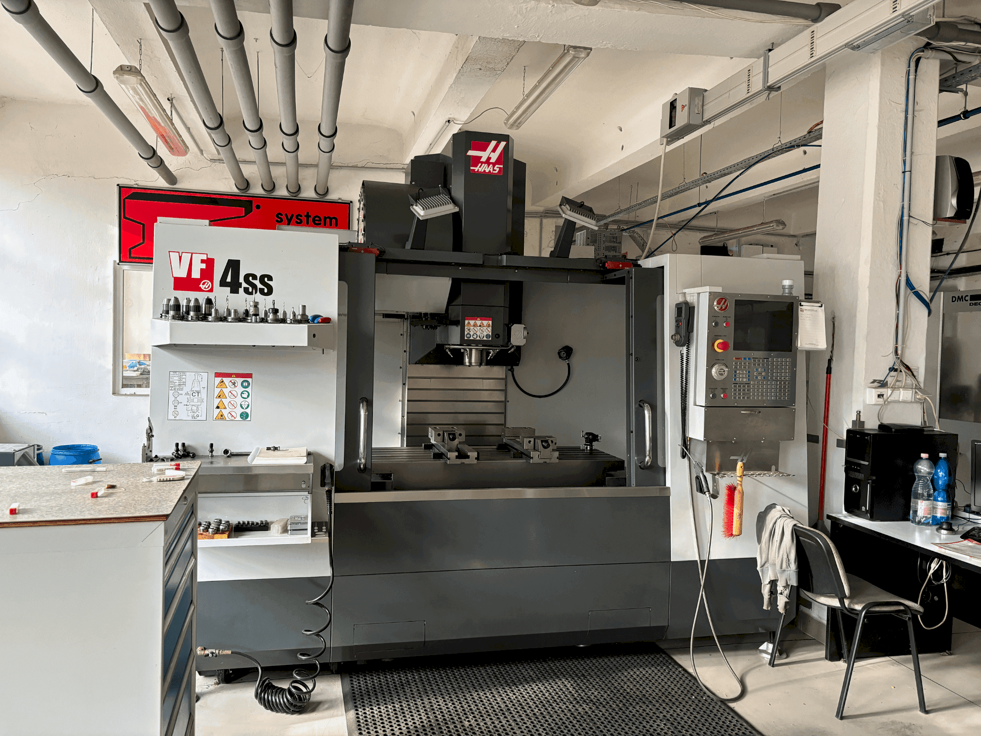 Makine HAAS HASS VS4SS - Önden görünüm