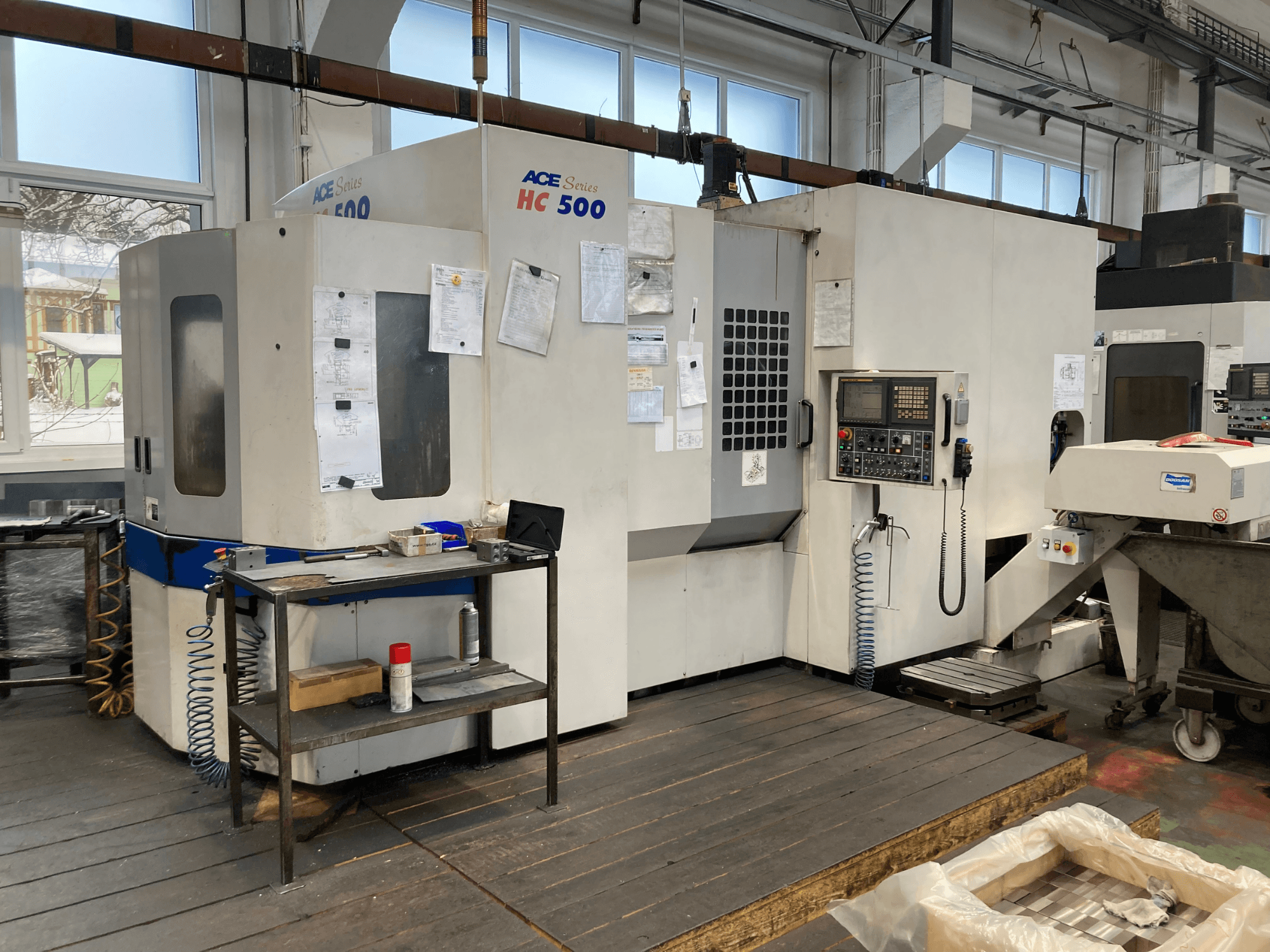 DOOSAN ACE HC-500 yatay işleme merkezi, önden görünüm; kontrol paneli, çoklu takım depolama ve endüstriyel ayar özelliklerine sahiptir.