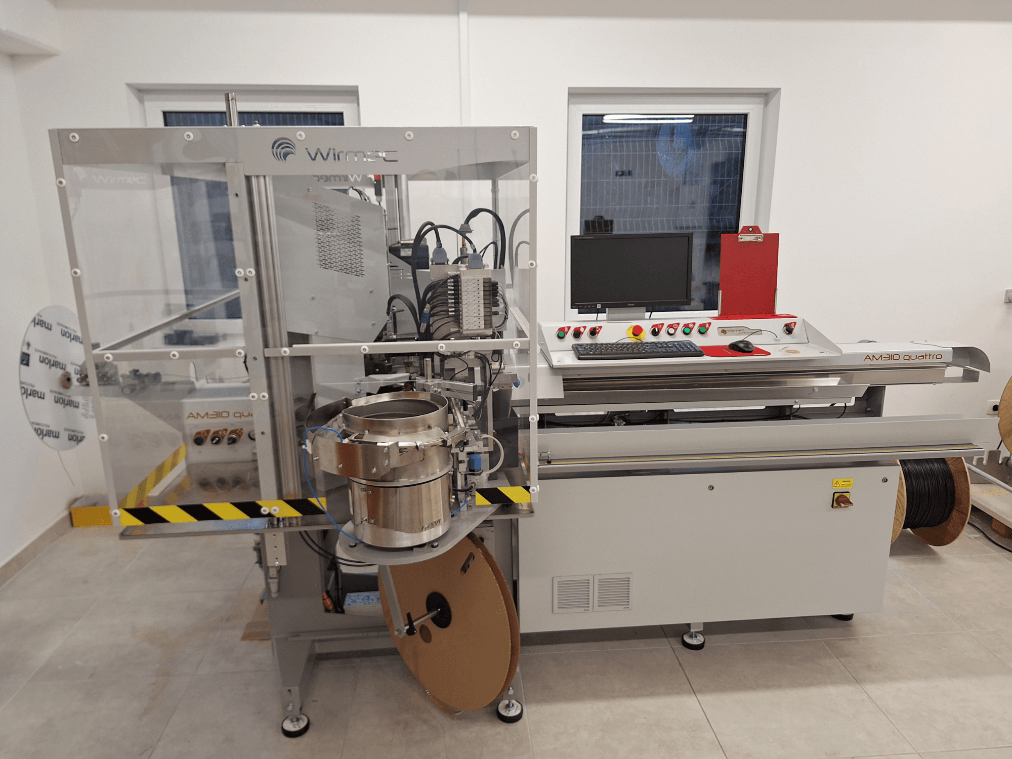 WIRMEC AM310-117 takım tezgahı, önden görünüm, kontrol paneli, bilgisayar ve paslanmaz çelik bileşenlerle birlikte, bir çalışma alanına yerleştirilmiş.