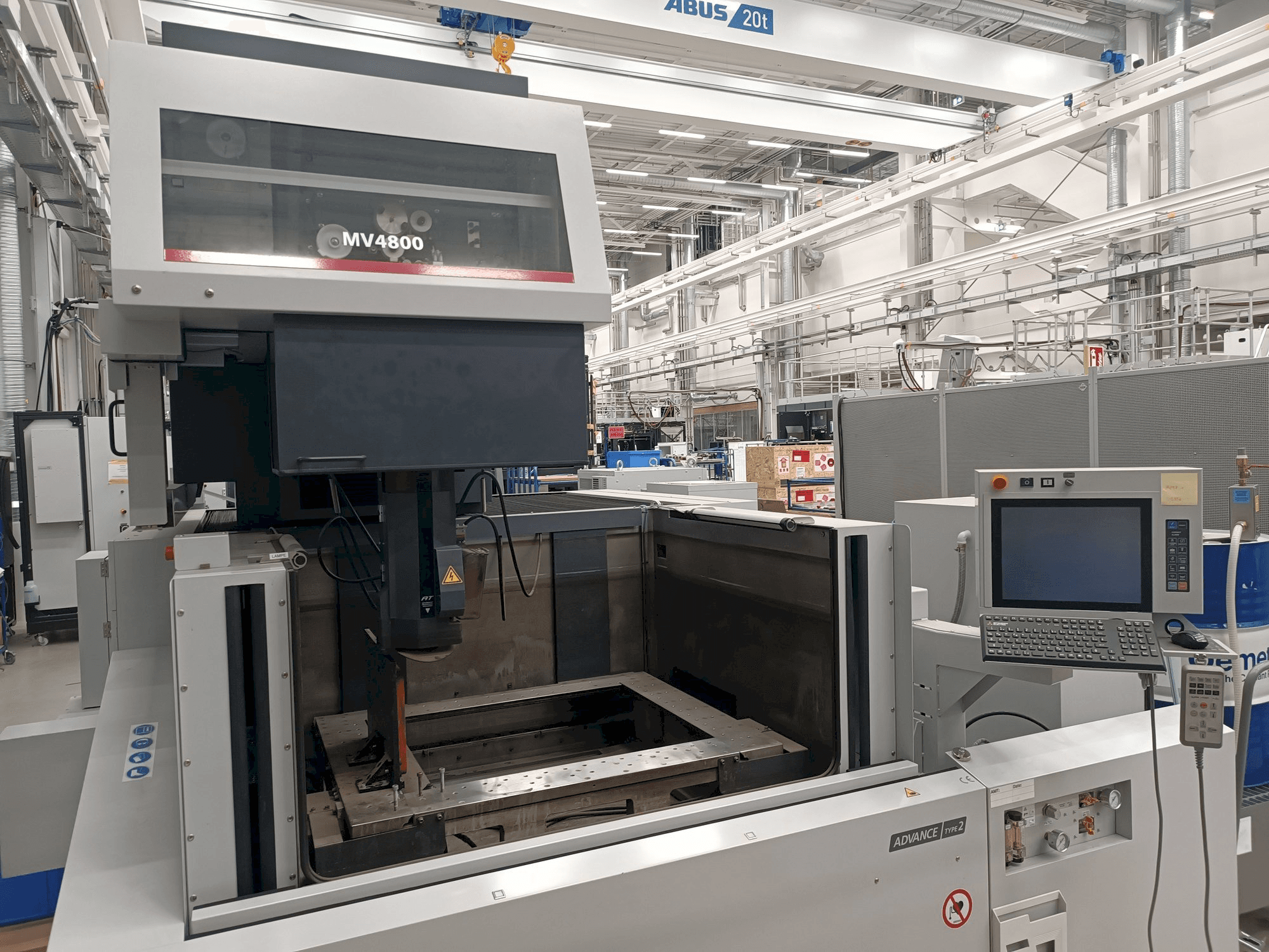 Makine Mitsubishi MV4800 - Önden görünüm