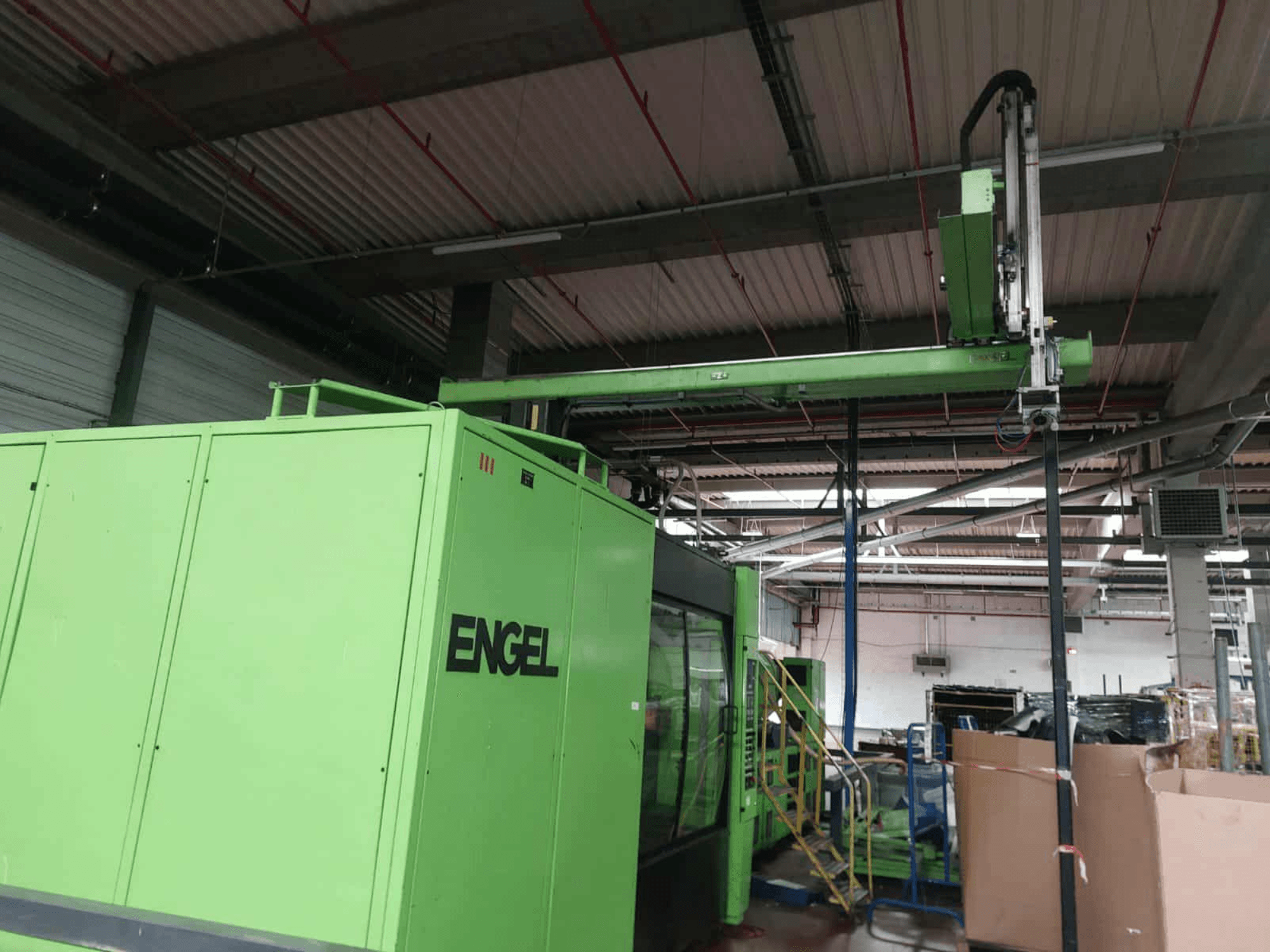 Yeşil Engel ES 16050/1100 DUO hidrolik enjeksiyon kalıplama makinesi, yandan görünüm, yükleme alanı ve kontrol paneli.