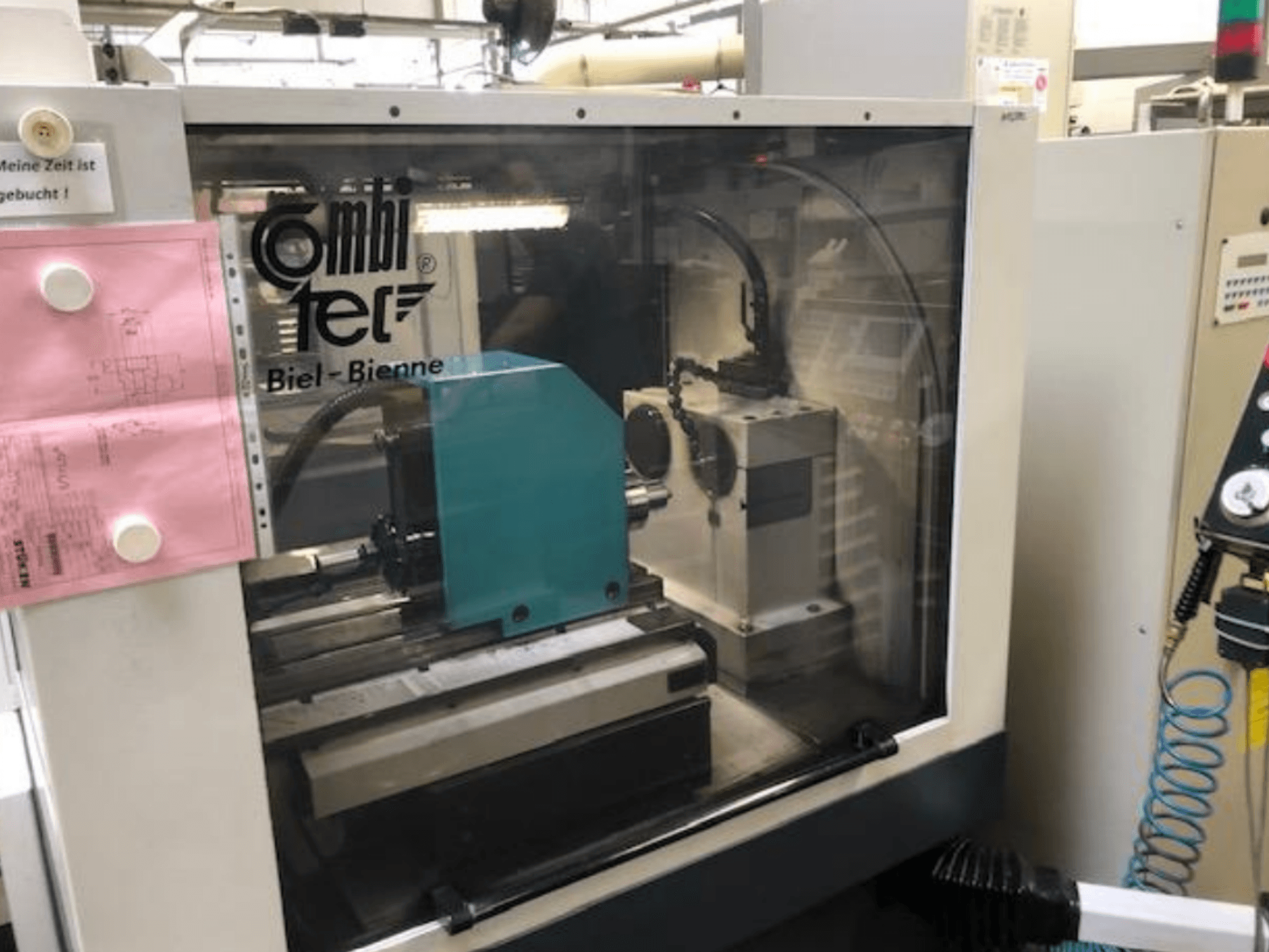 Silindirik taşlama makinesi Combitec CT-450'nin önden görünümü, kontrol paneli ve çalışma düzeni.