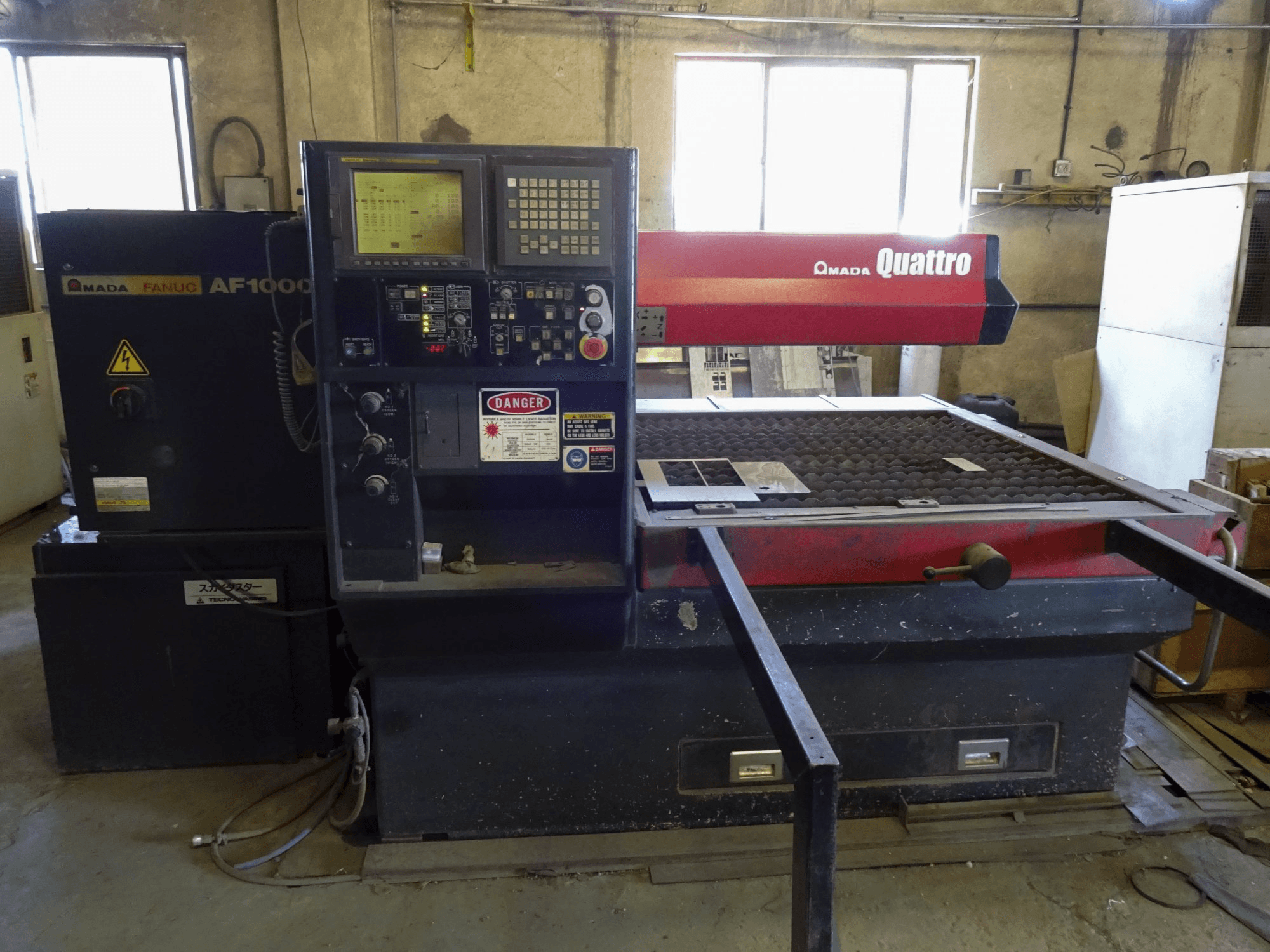 Makine 1 AMADA - Önden görünüm Quattro AF1000E