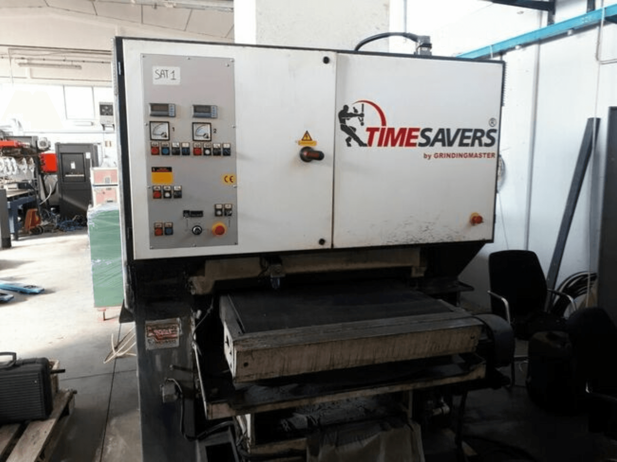 TIMESAVERS 41-SERIE-900-WW çapak alma makinesinin önden görünümü; makine, düğmeler, butonlar ve göstergelerden oluşan bir kontrol paneline sahiptir.
