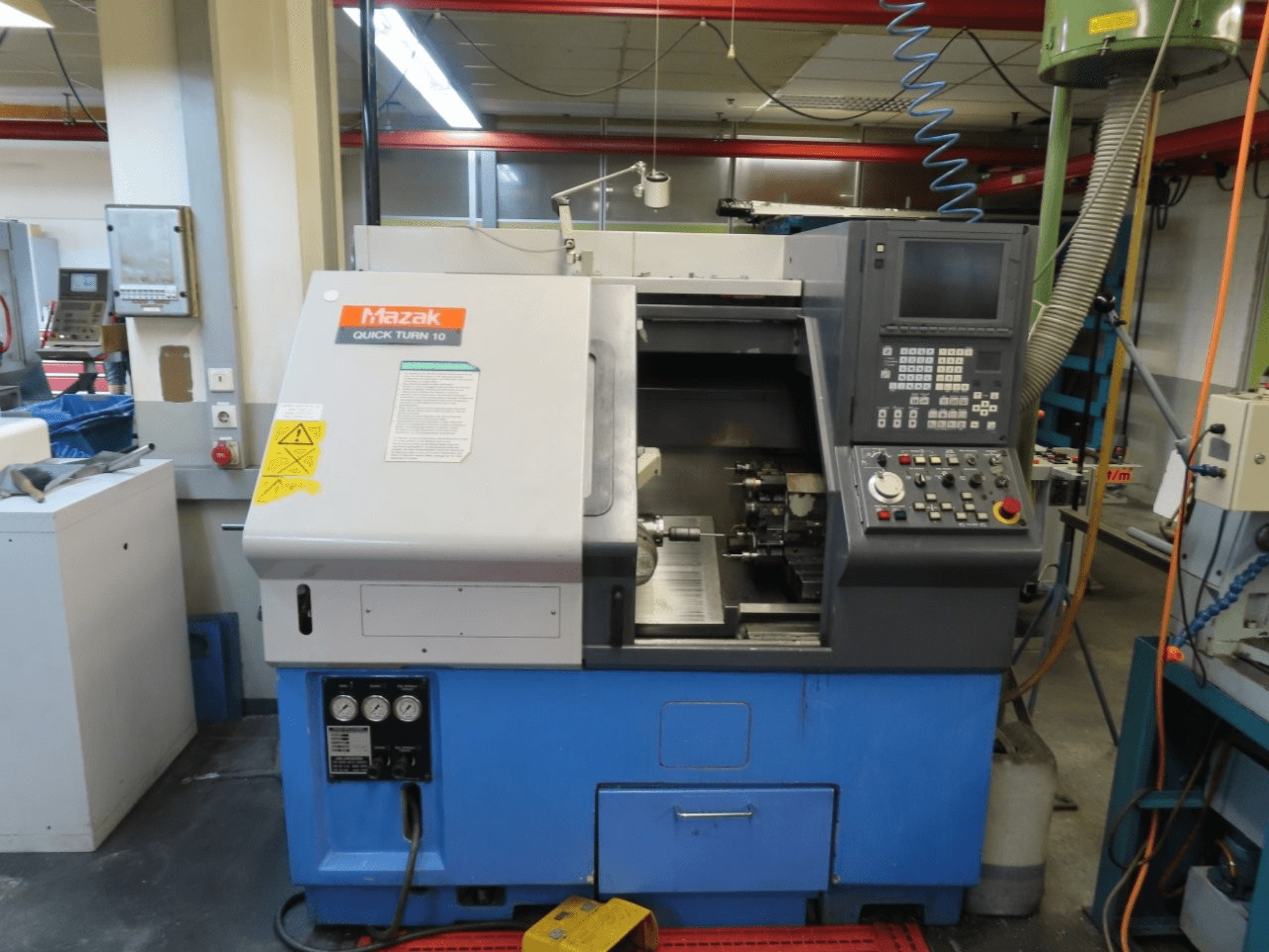 Mazak Quick Turn 10 yatay torna tezgahının önden görünümü; kontrol paneli, iş mili ve soğutma sıvısı sistemi görülmektedir.