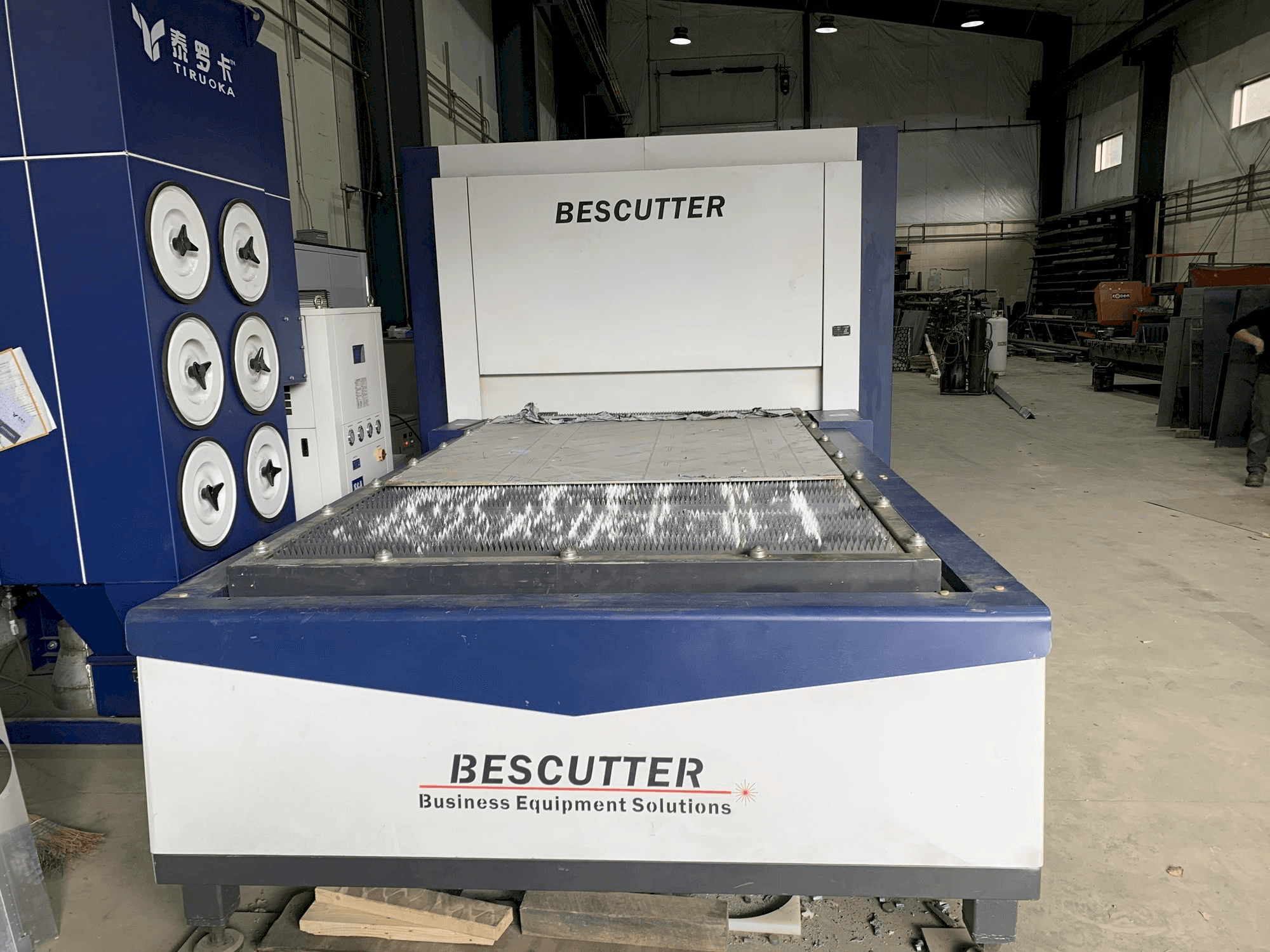Makine BESCUTTER Tital-8000W IPG - Önden görünüm