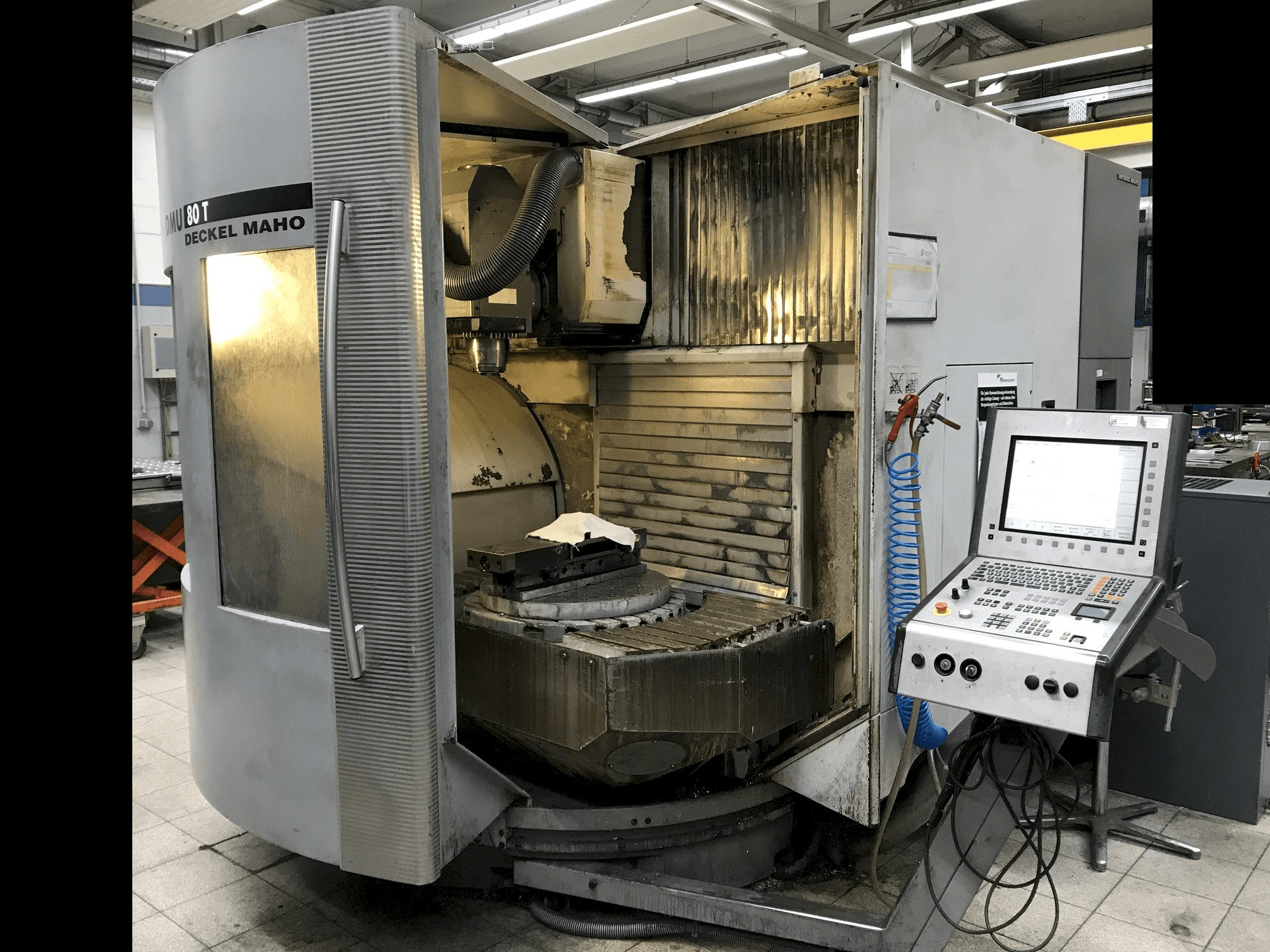 Makine DECKEL MAHO DMU 80 T - Önden görünüm