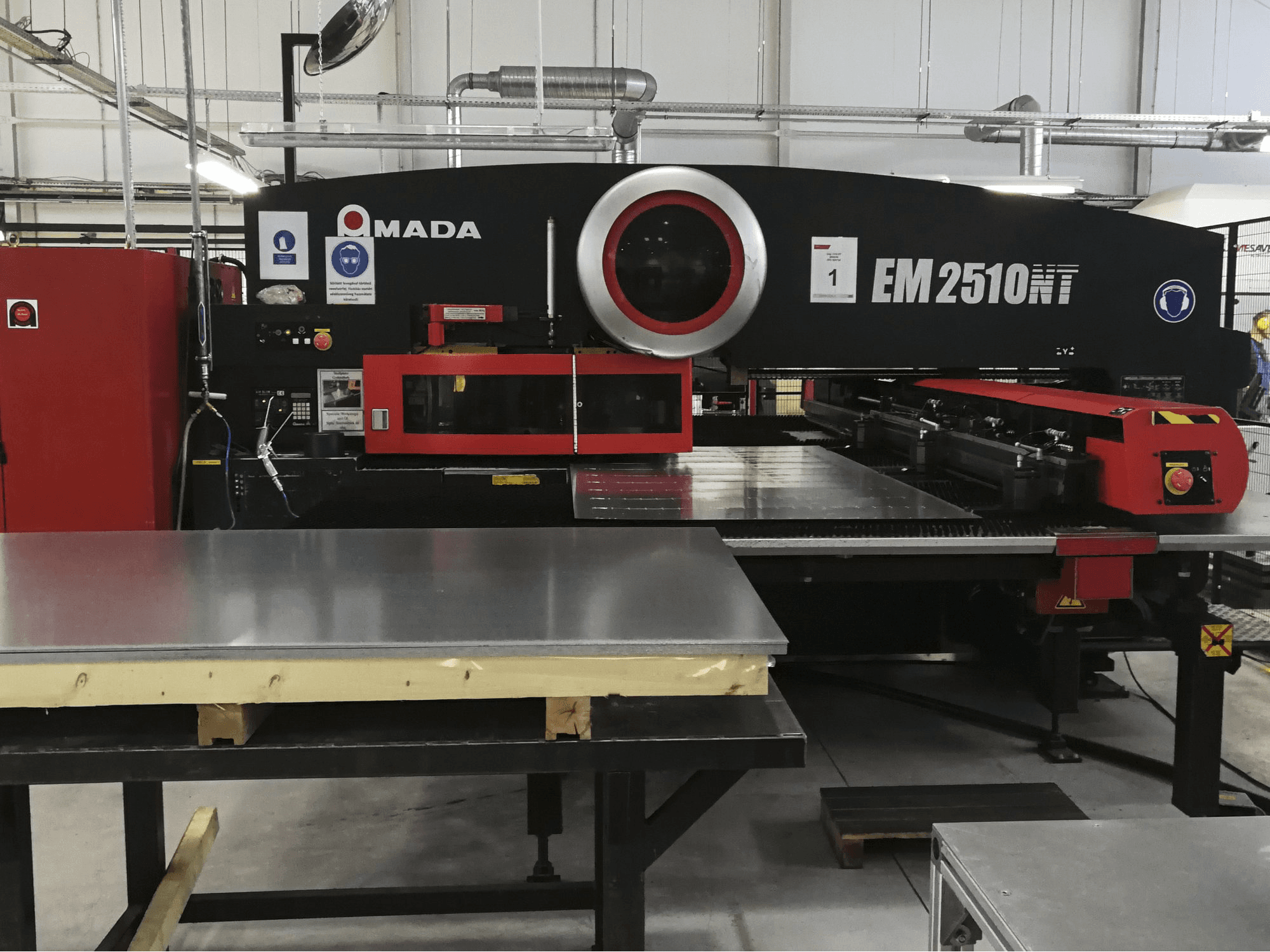 Makine AMADA - Önden görünüm EM2510NT