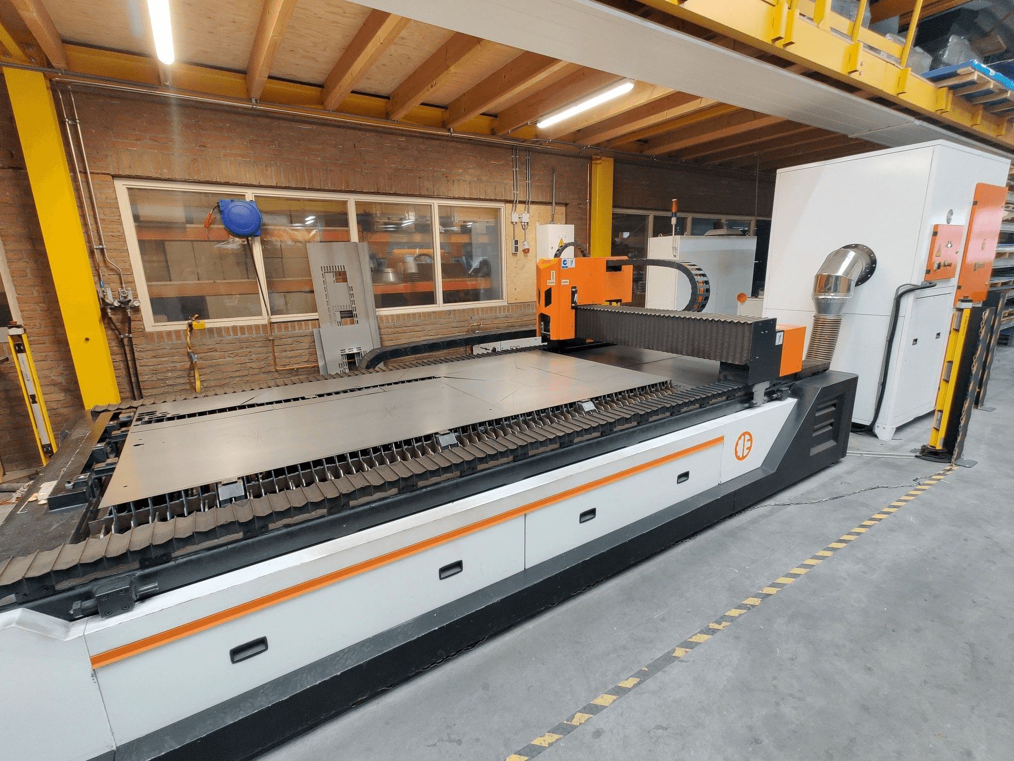 Makine ERMAKSAN Fibermak Hawk 3015 1kw fiber - Önden görünüm