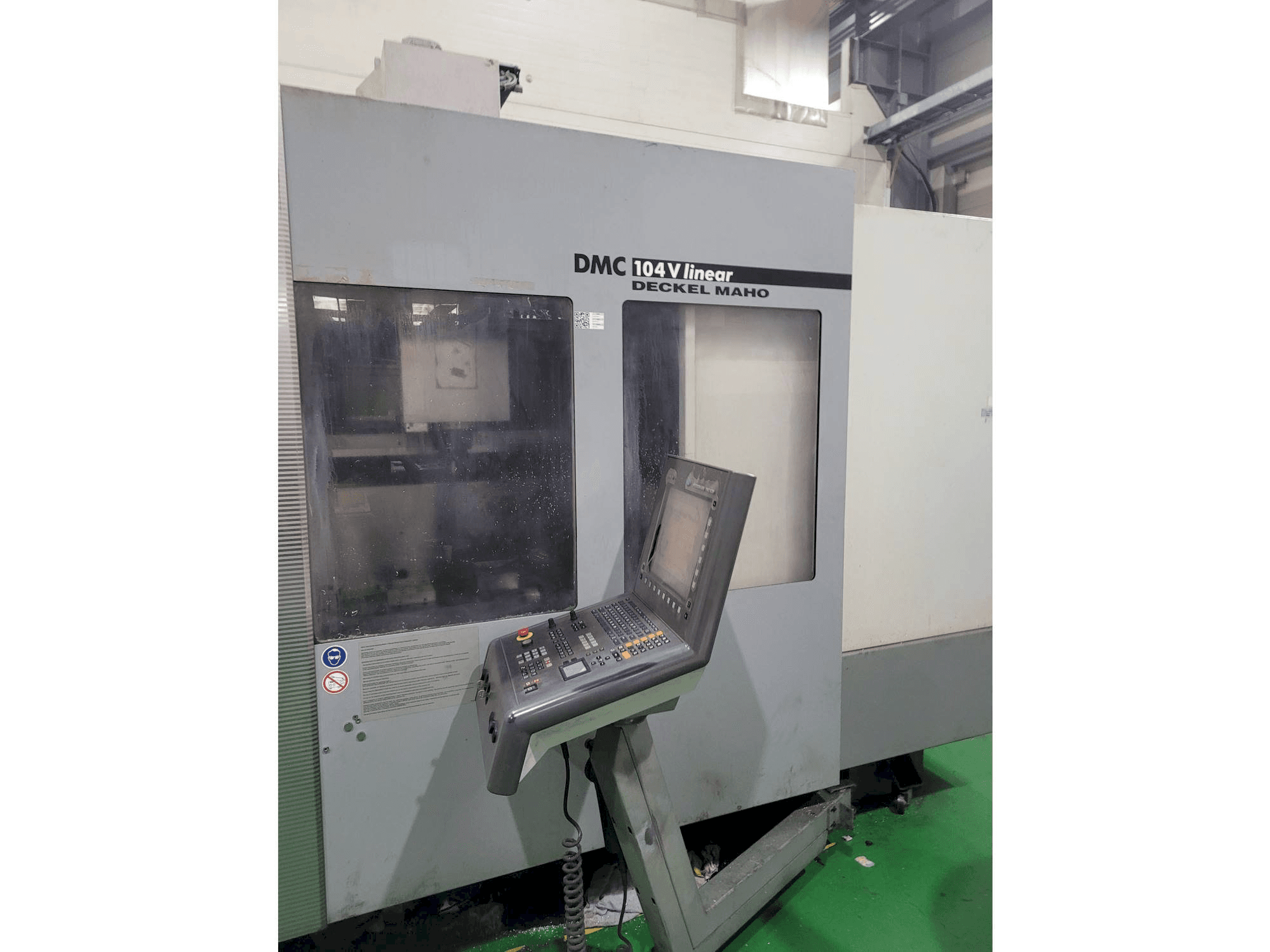 Makine DECKEL MAHO DMC 104 V - Önden görünüm