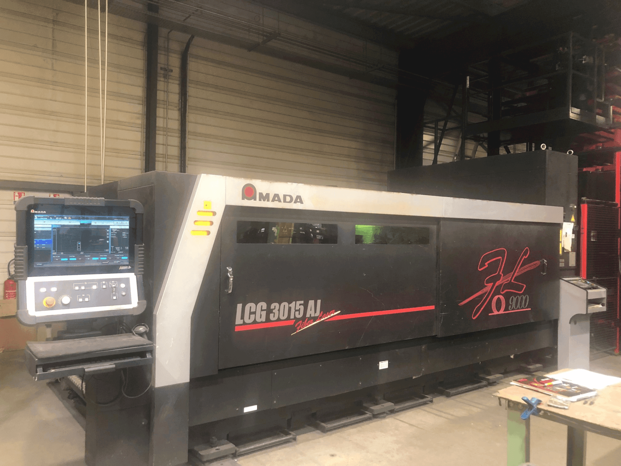Makine AMADA LCG-3015AJ 9kw + ASLUL TWIN TOWER - Önden görünüm