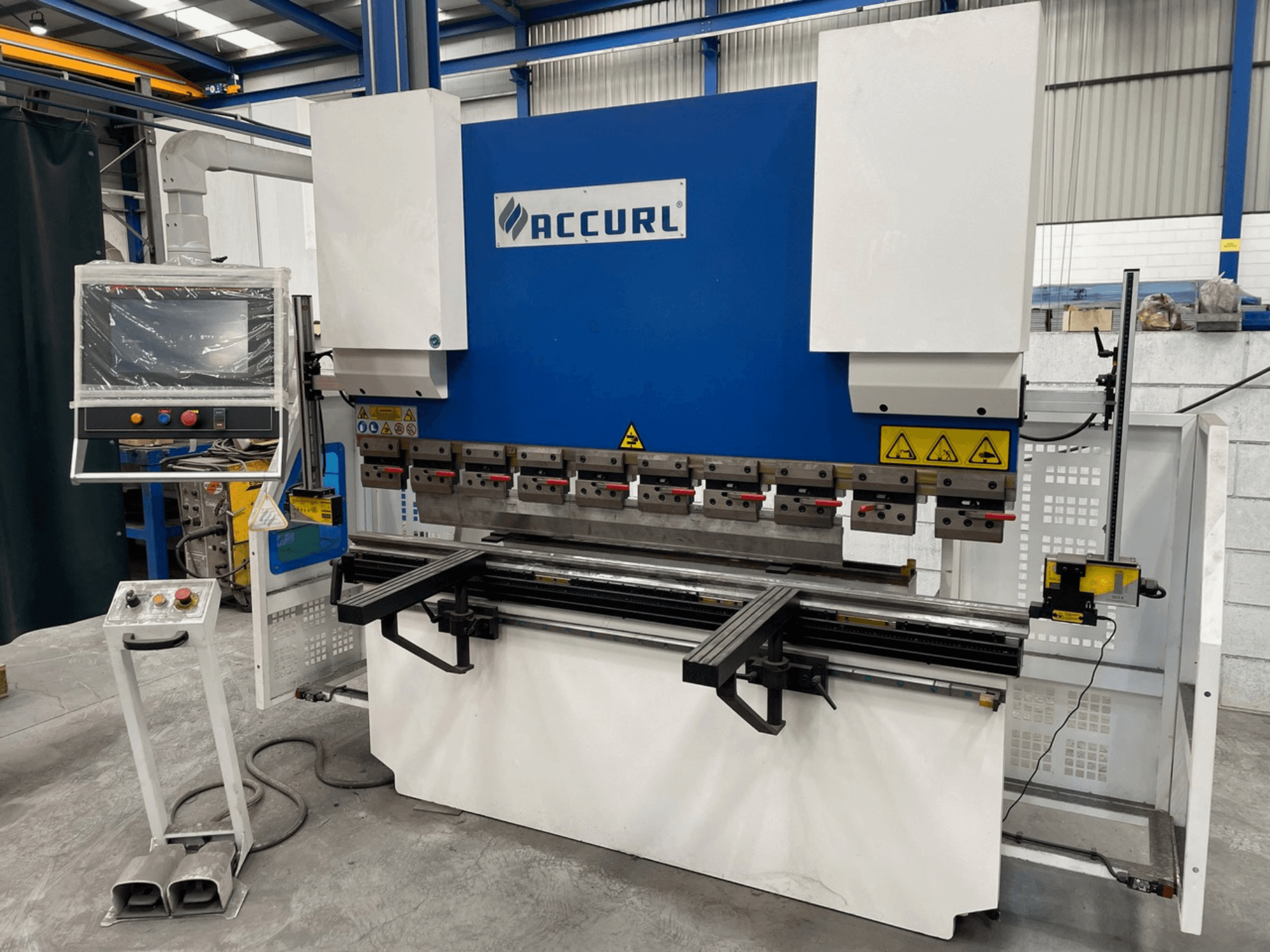 ACCURL M37-63Tx2000 pres freninin önden görünümü; kontrol paneli, güvenlik özellikleri ve bükme aletleri açıkça görülmektedir.