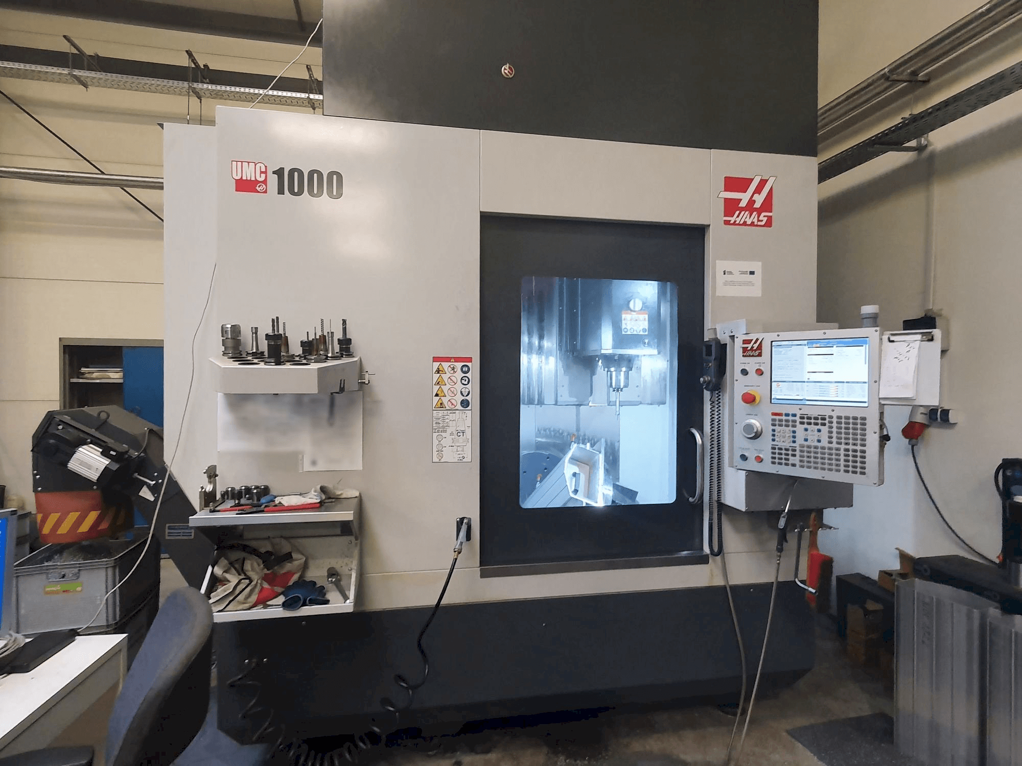 Makine HAAS UMC-1000 - Önden görünüm