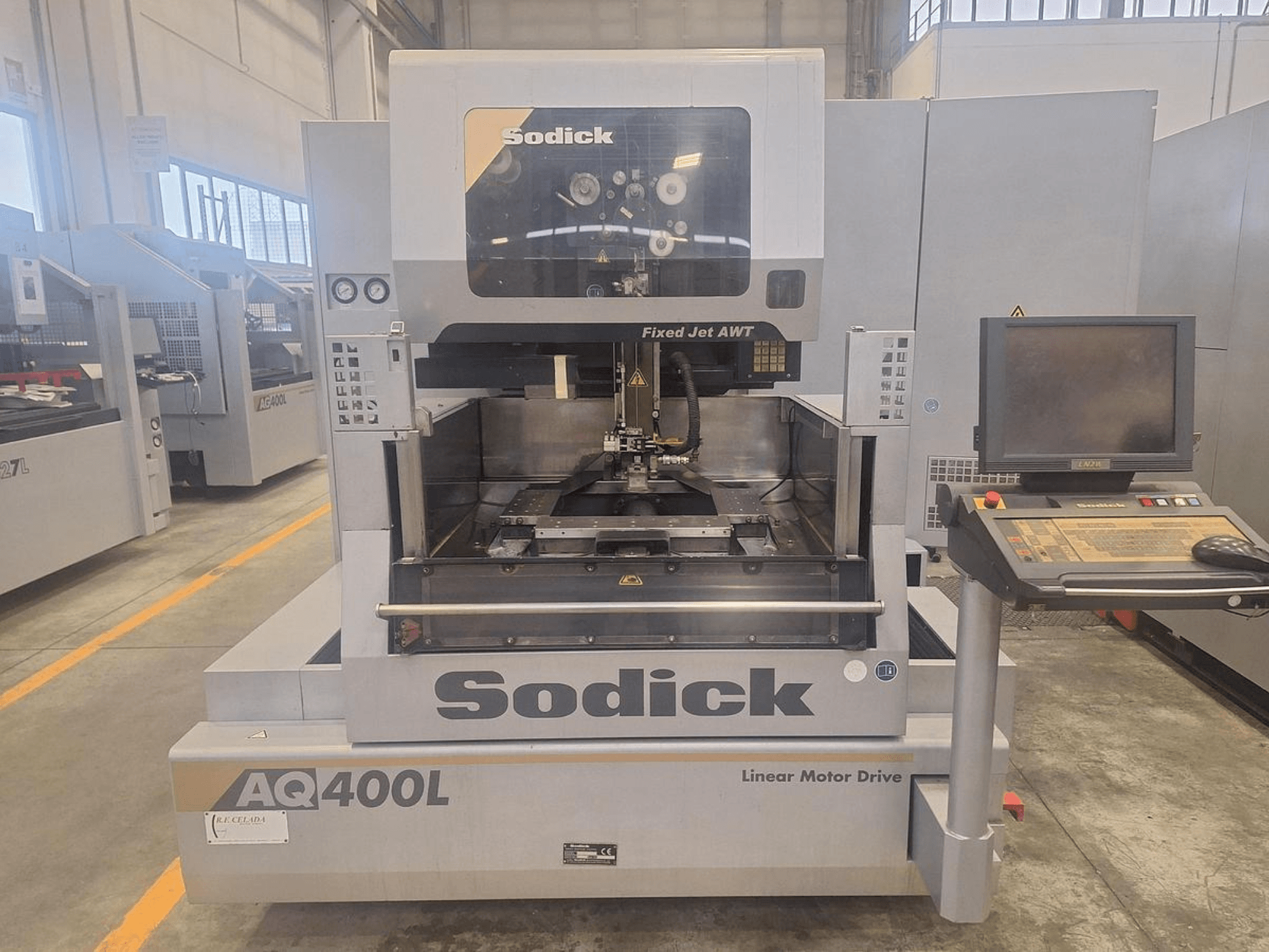 Önden gösterilen Sodick AQ400L lineer motor tahrikli makine, bir kontrol paneli ve dahili çalışma alanına sahiptir.