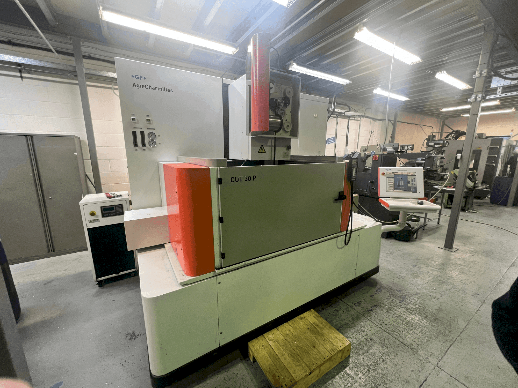 Makine AgieCharmilles CUT 30P - Önden görünüm