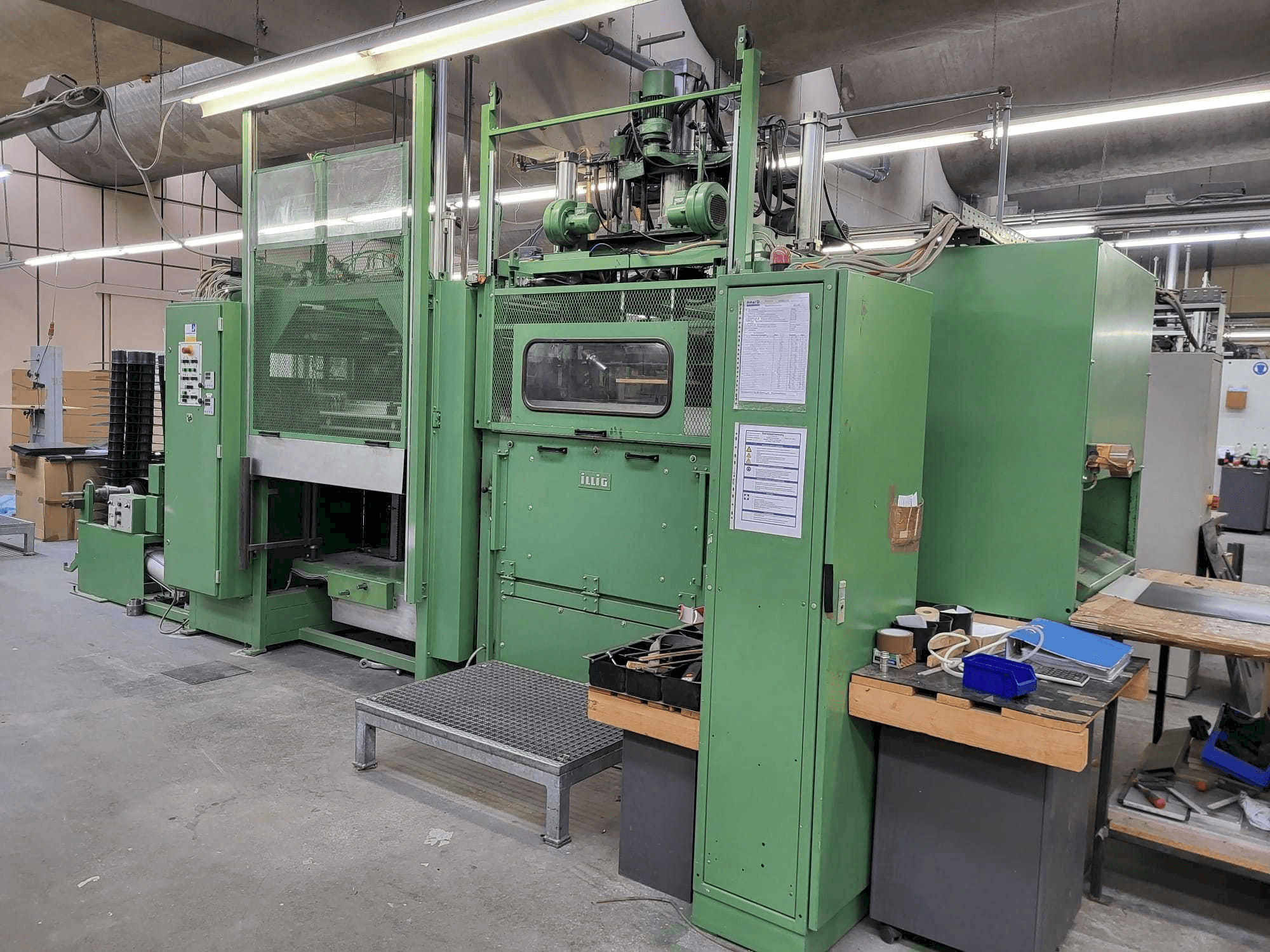 Makine ILLIG UA100-G - Önden görünüm