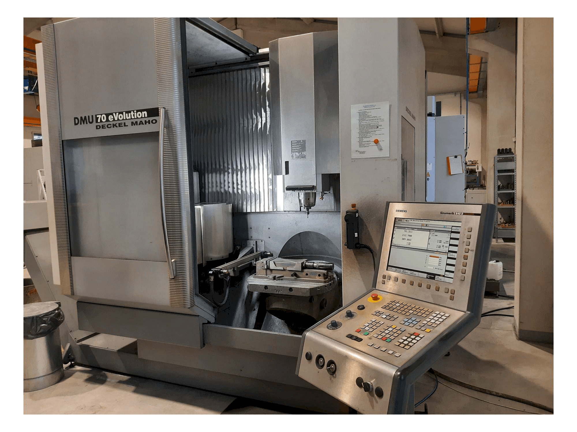 Makine DMG DMU 70 eVolution - Önden görünüm