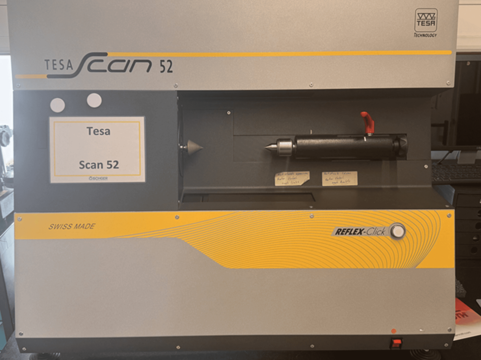 TESA Scan 52 optik ölçüm makinesinin önden görünümü; kontrol düğmeleri ve “SWISS MADE” etiketi açıkça görülüyor.